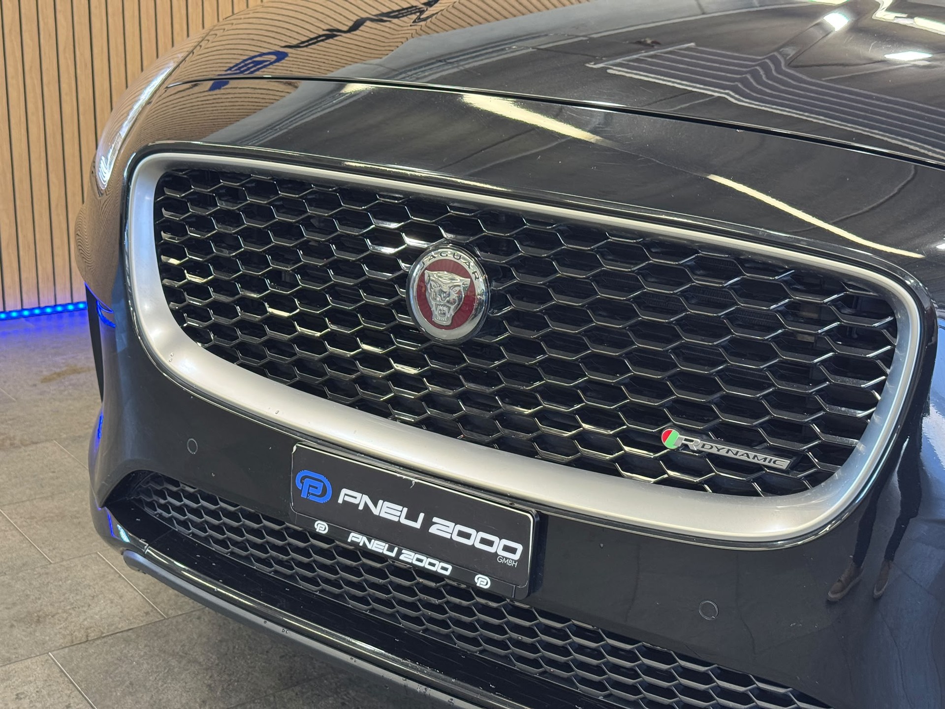 JAGUAR E-Pace 2.0d D240 R-Dynamic HSE AWD Automatik-image-3