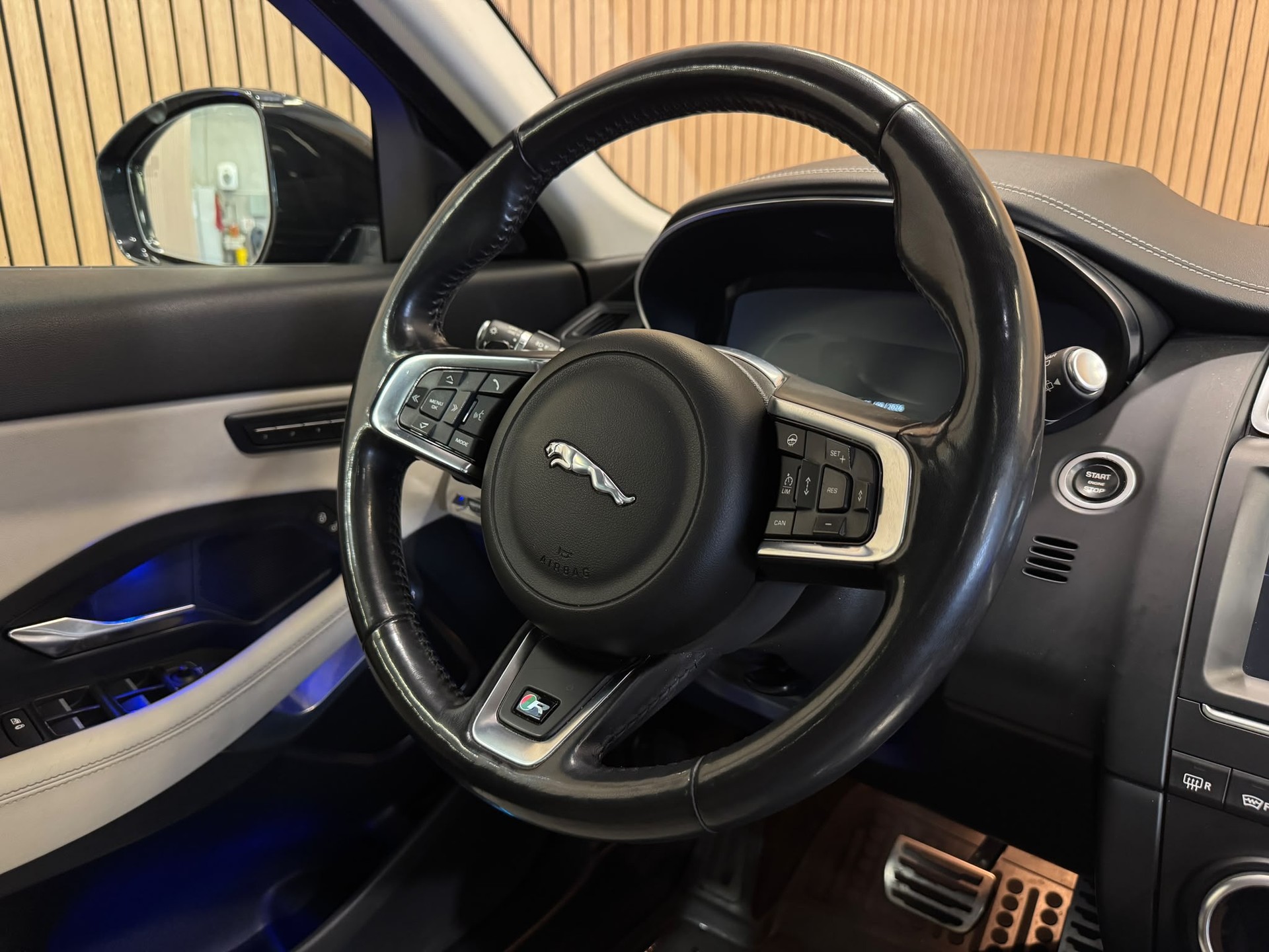 JAGUAR E-Pace 2.0d D240 R-Dynamic HSE AWD Automatik-image-10