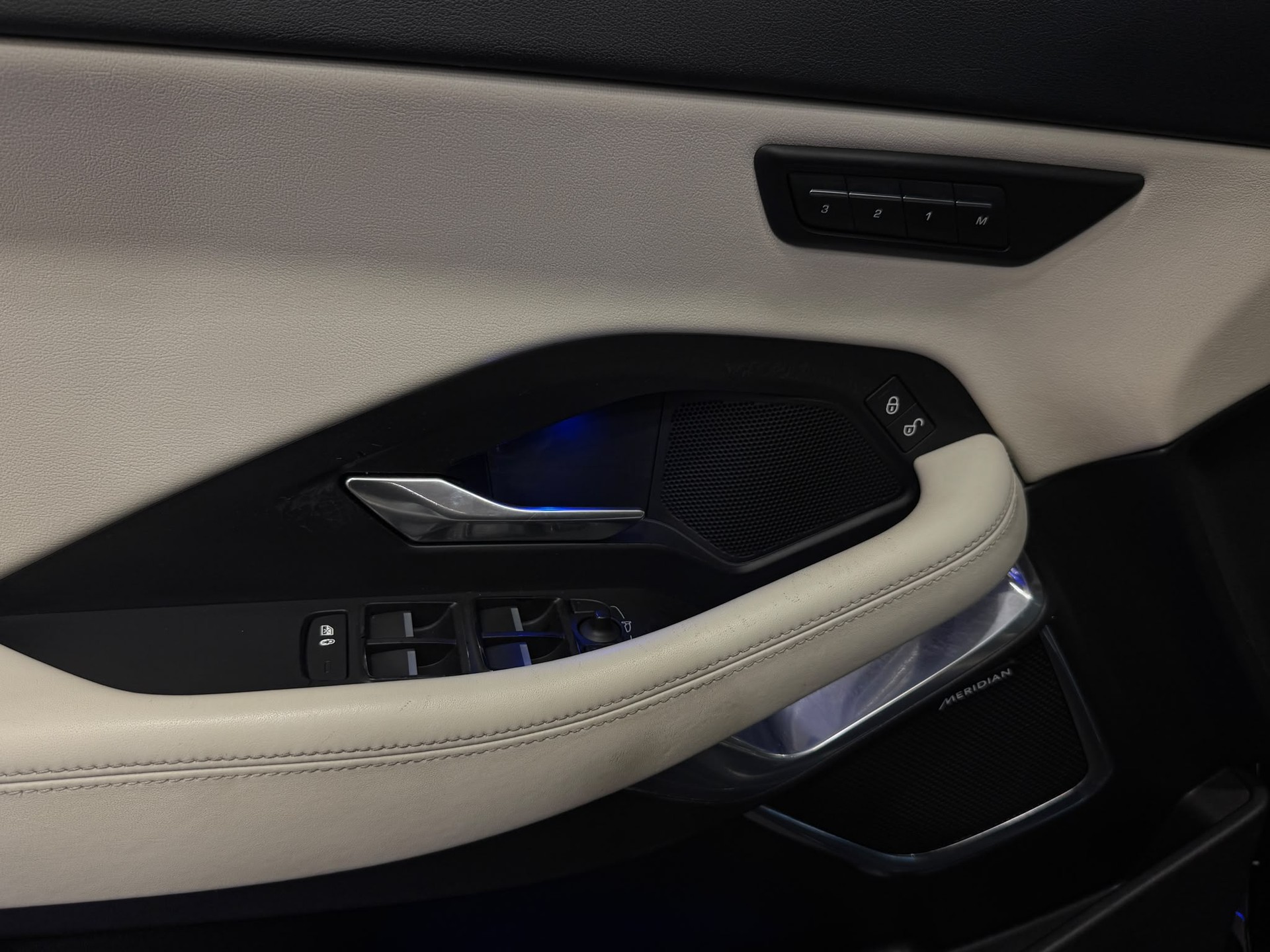 JAGUAR E-Pace 2.0d D240 R-Dynamic HSE AWD Automatik-image-8