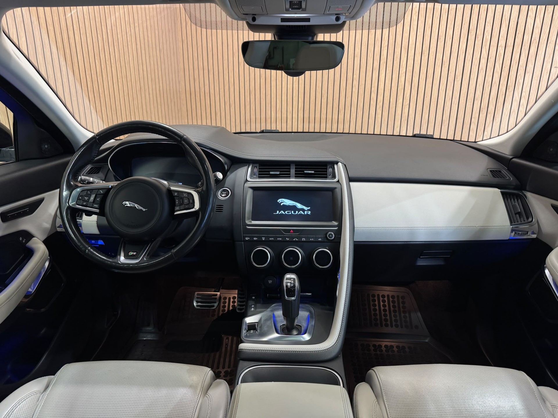 JAGUAR E-Pace 2.0d D240 R-Dynamic HSE AWD Automatik-image-9