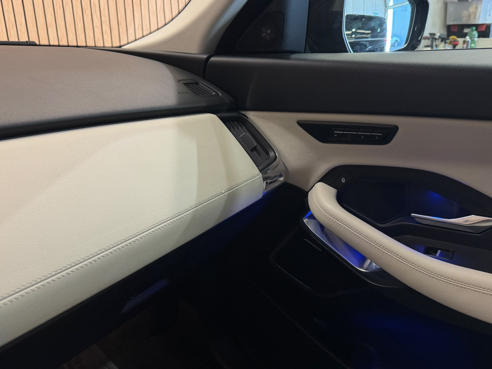 JAGUAR E-Pace 2.0d D240 R-Dynamic HSE AWD Automatik-image-15