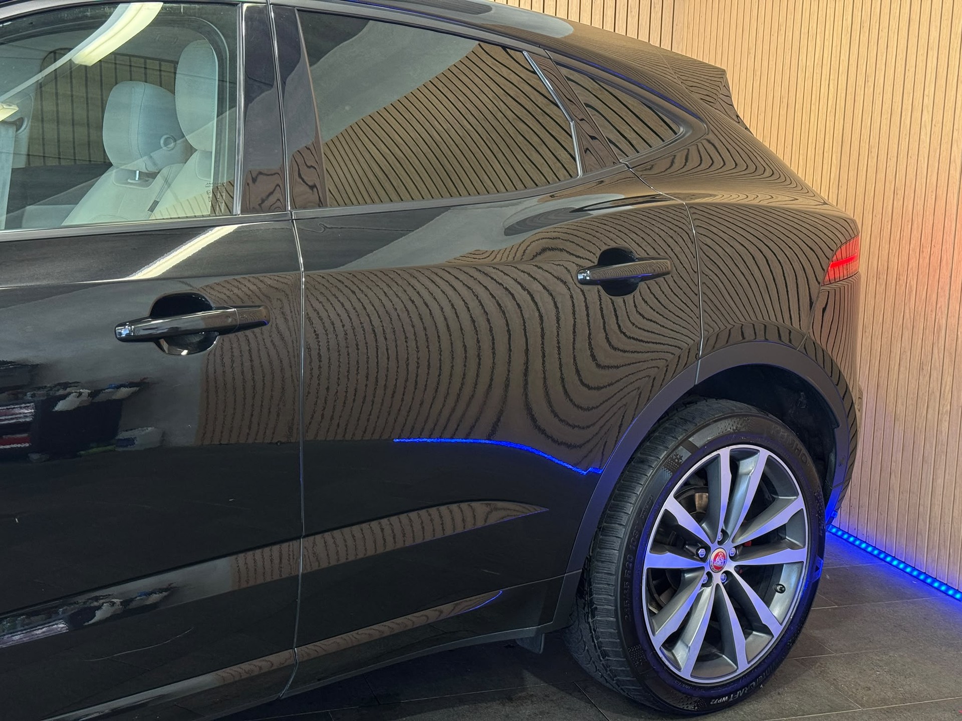 JAGUAR E-Pace 2.0d D240 R-Dynamic HSE AWD Automatik-image-4