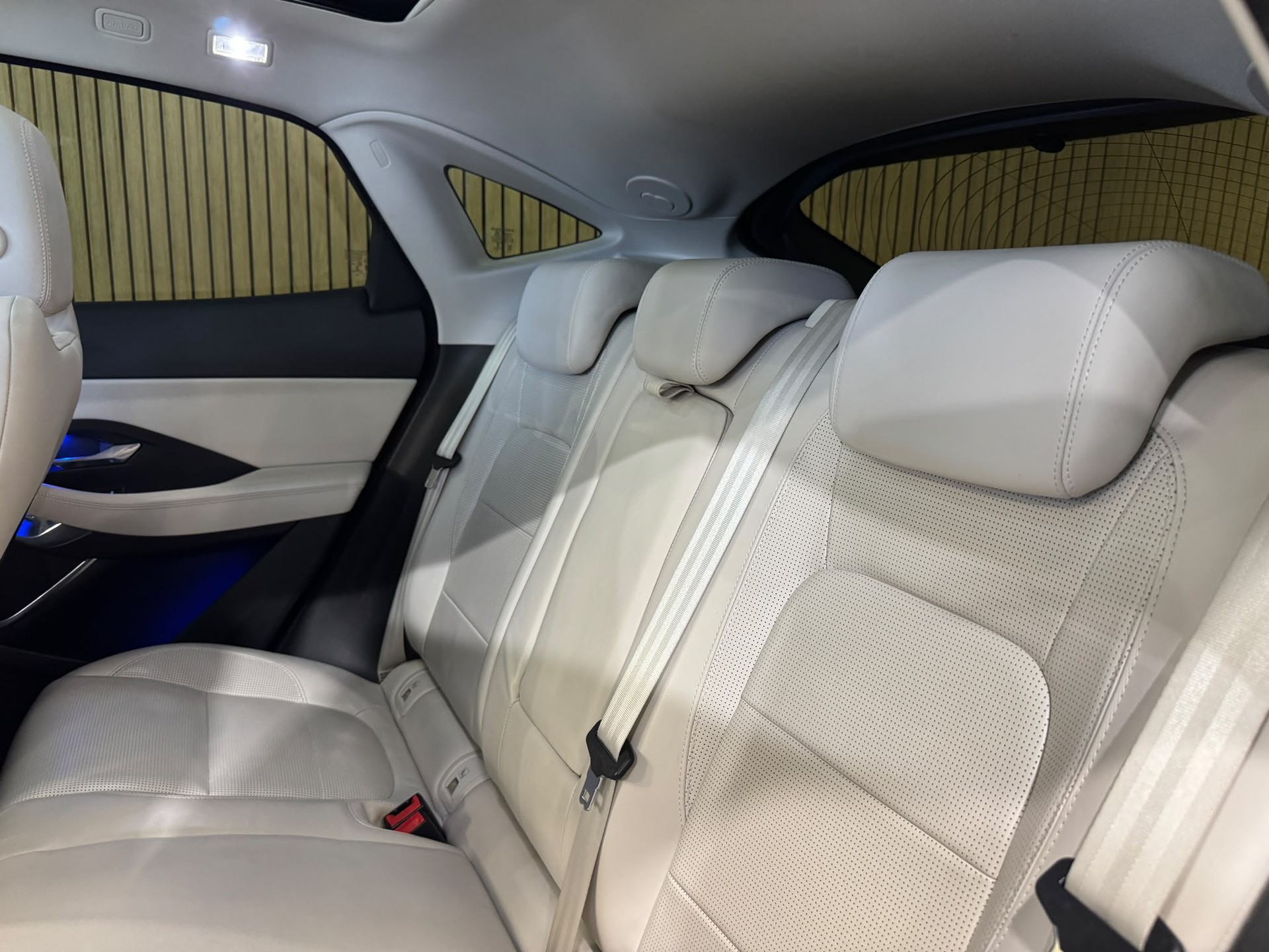 JAGUAR E-Pace 2.0d D240 R-Dynamic HSE AWD Automatik-image-25