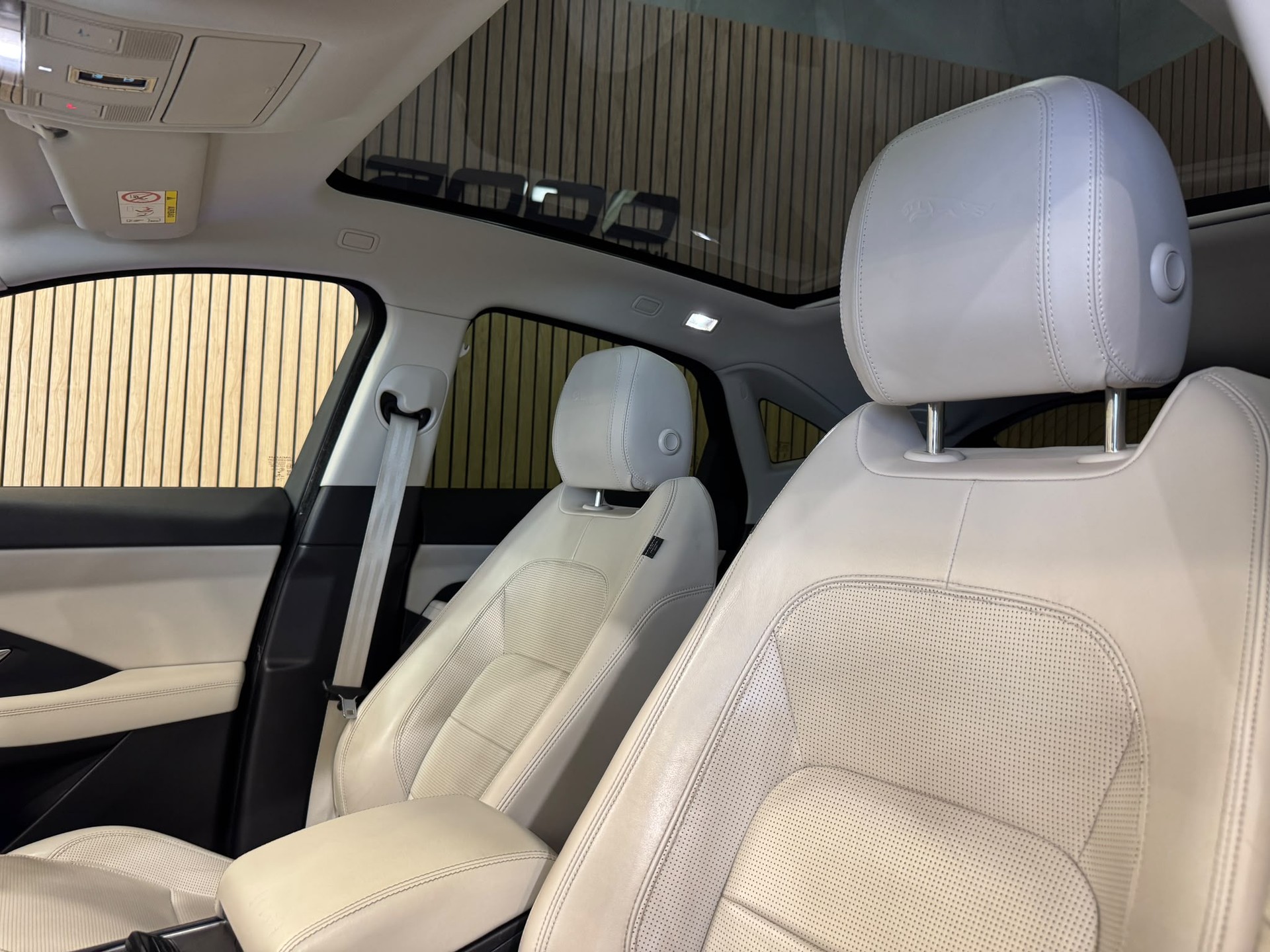 JAGUAR E-Pace 2.0d D240 R-Dynamic HSE AWD Automatik-image-23