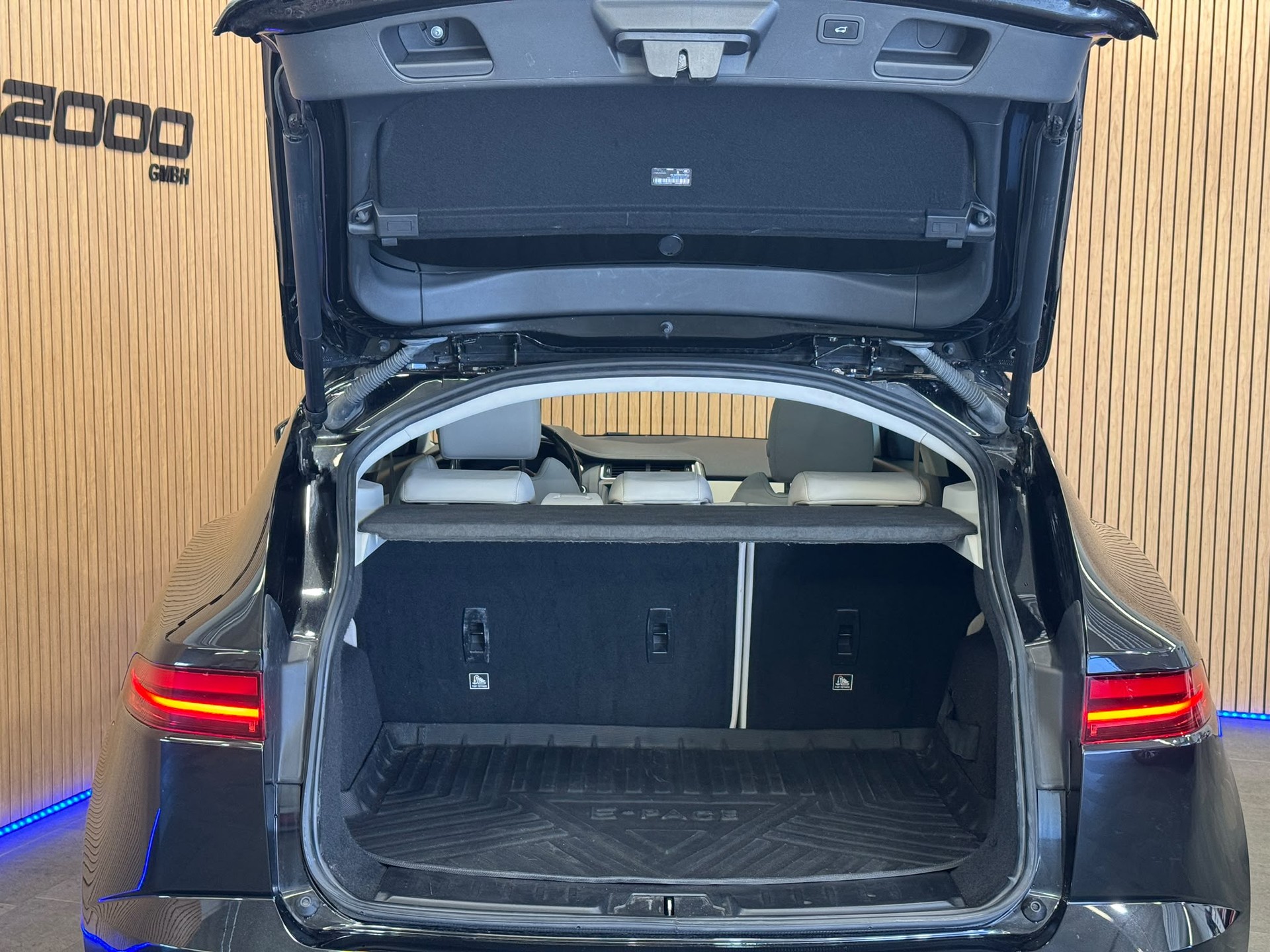 JAGUAR E-Pace 2.0d D240 R-Dynamic HSE AWD Automatik-image-7