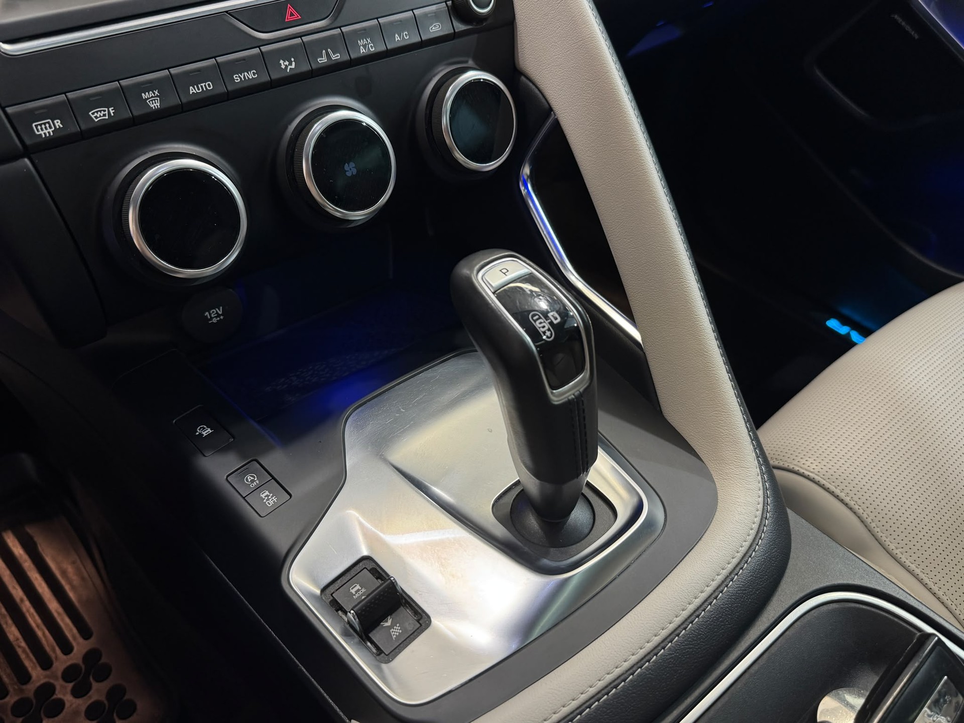 JAGUAR E-Pace 2.0d D240 R-Dynamic HSE AWD Automatik-image-16