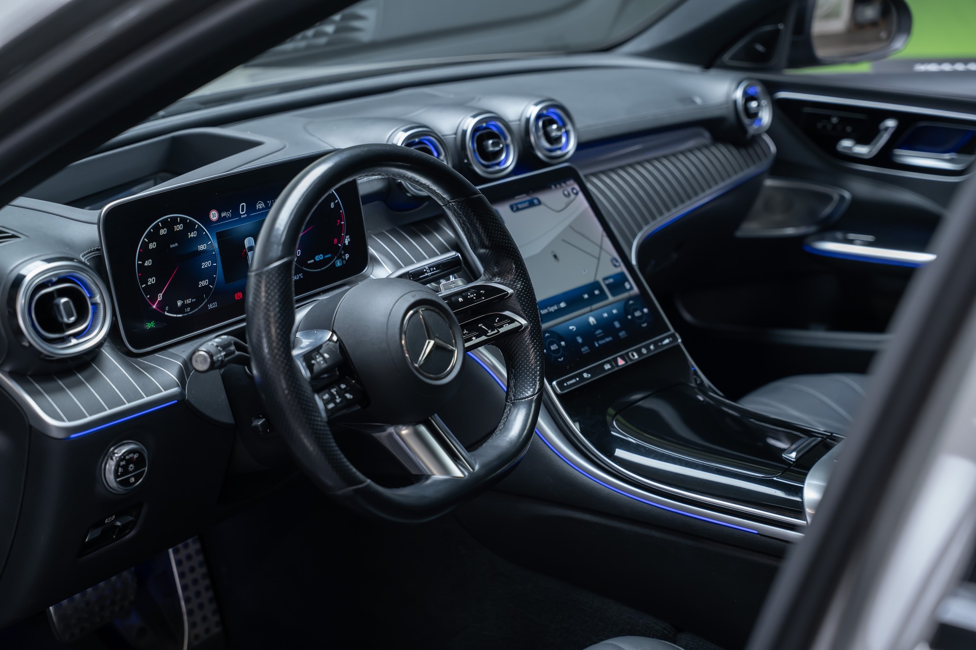 MERCEDES-BENZ C 200 AMG Line 4matic / CH-Fahrzeug / Panorama-Glasdach / 360°Kamera /-image-13