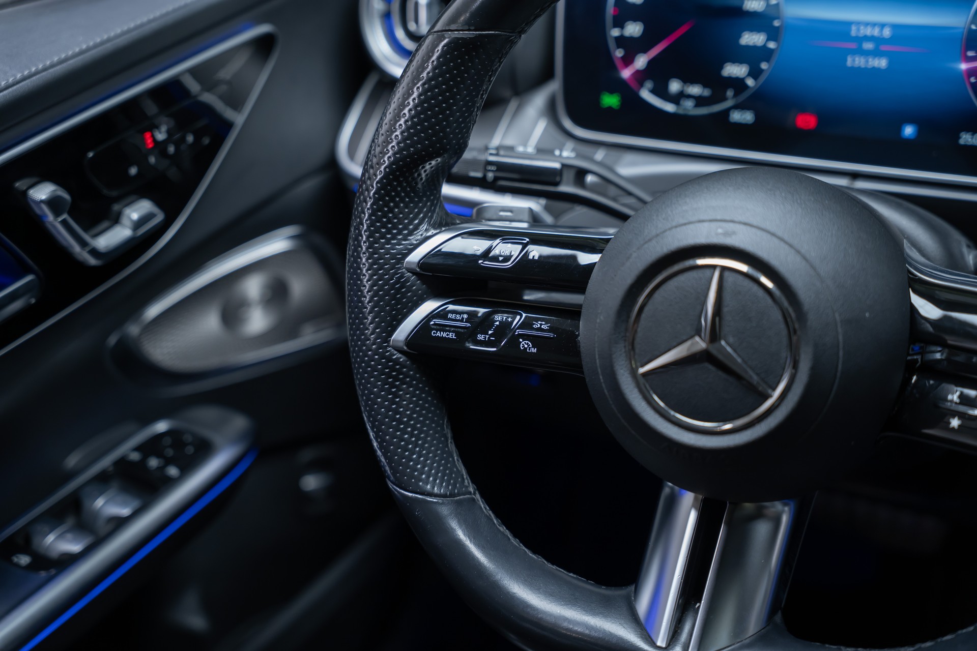 MERCEDES-BENZ C 200 AMG Line 4matic / CH-Fahrzeug / Panorama-Glasdach / 360°Kamera /-image-26