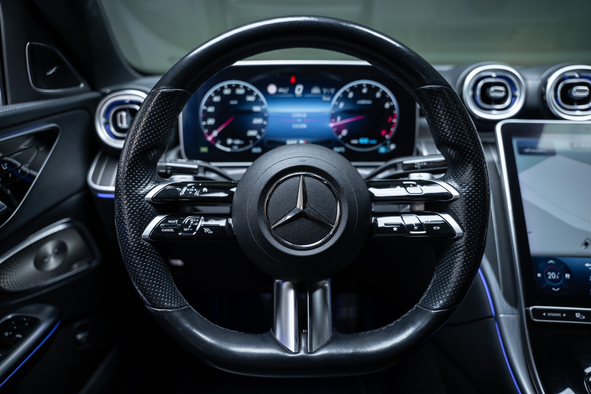 MERCEDES-BENZ C 200 AMG Line 4matic / CH-Fahrzeug / Panorama-Glasdach / 360°Kamera /-image-25