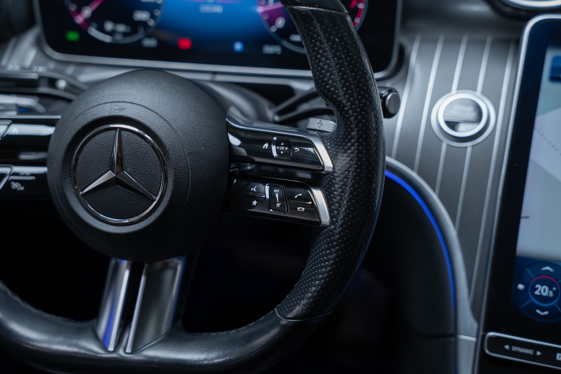 MERCEDES-BENZ C 200 AMG Line 4matic / CH-Fahrzeug / Panorama-Glasdach / 360°Kamera /-image-27