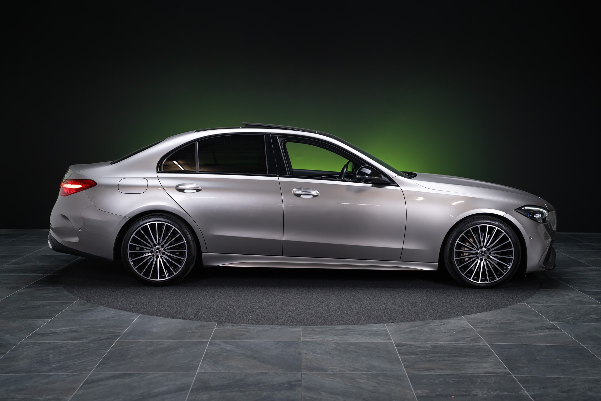 MERCEDES-BENZ C 200 AMG Line 4matic / CH-Fahrzeug / Panorama-Glasdach / 360°Kamera /-image-3