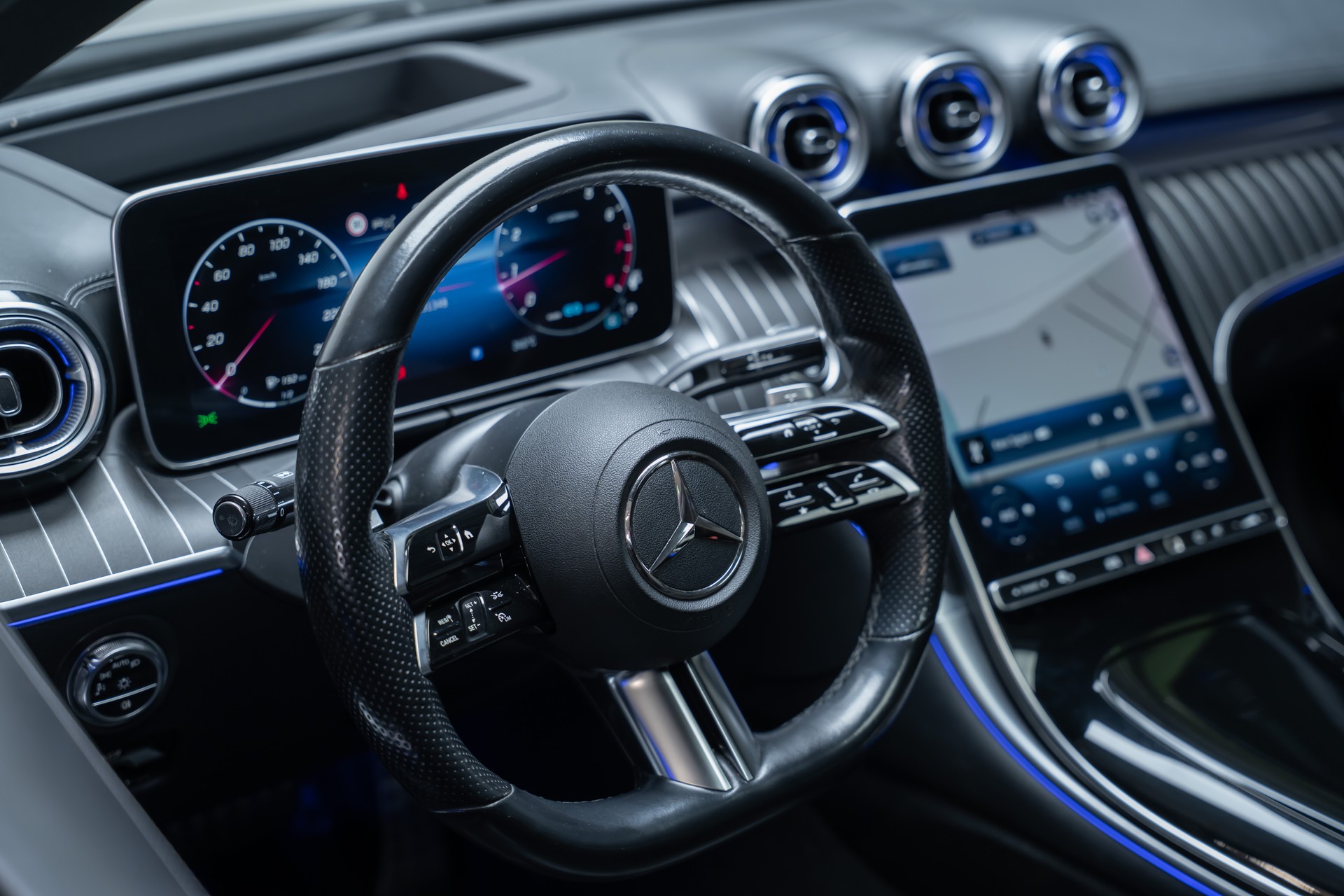 MERCEDES-BENZ C 200 AMG Line 4matic / CH-Fahrzeug / Panorama-Glasdach / 360°Kamera /-image-12