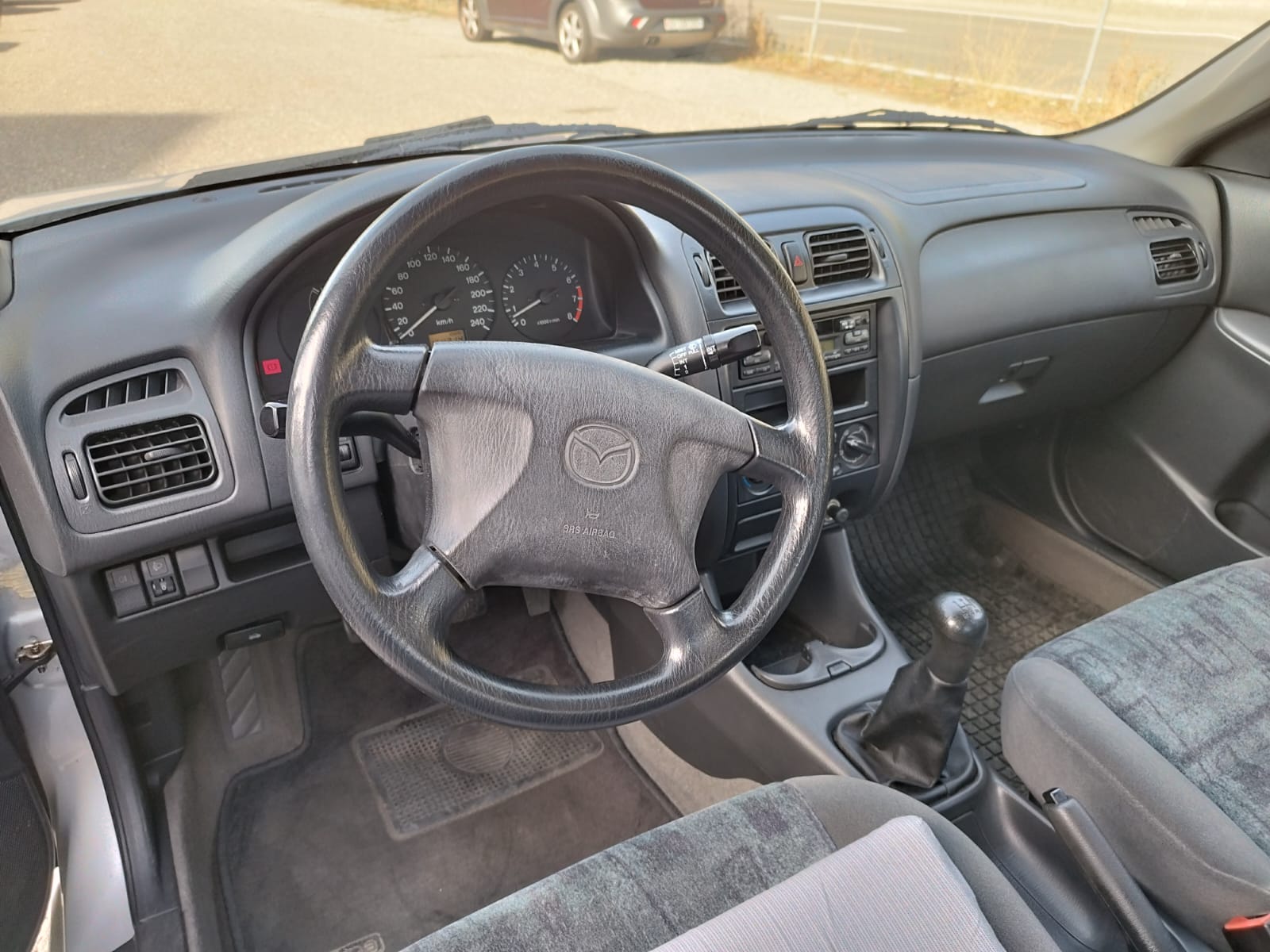 MAZDA 626 2.0i-16V-image-8