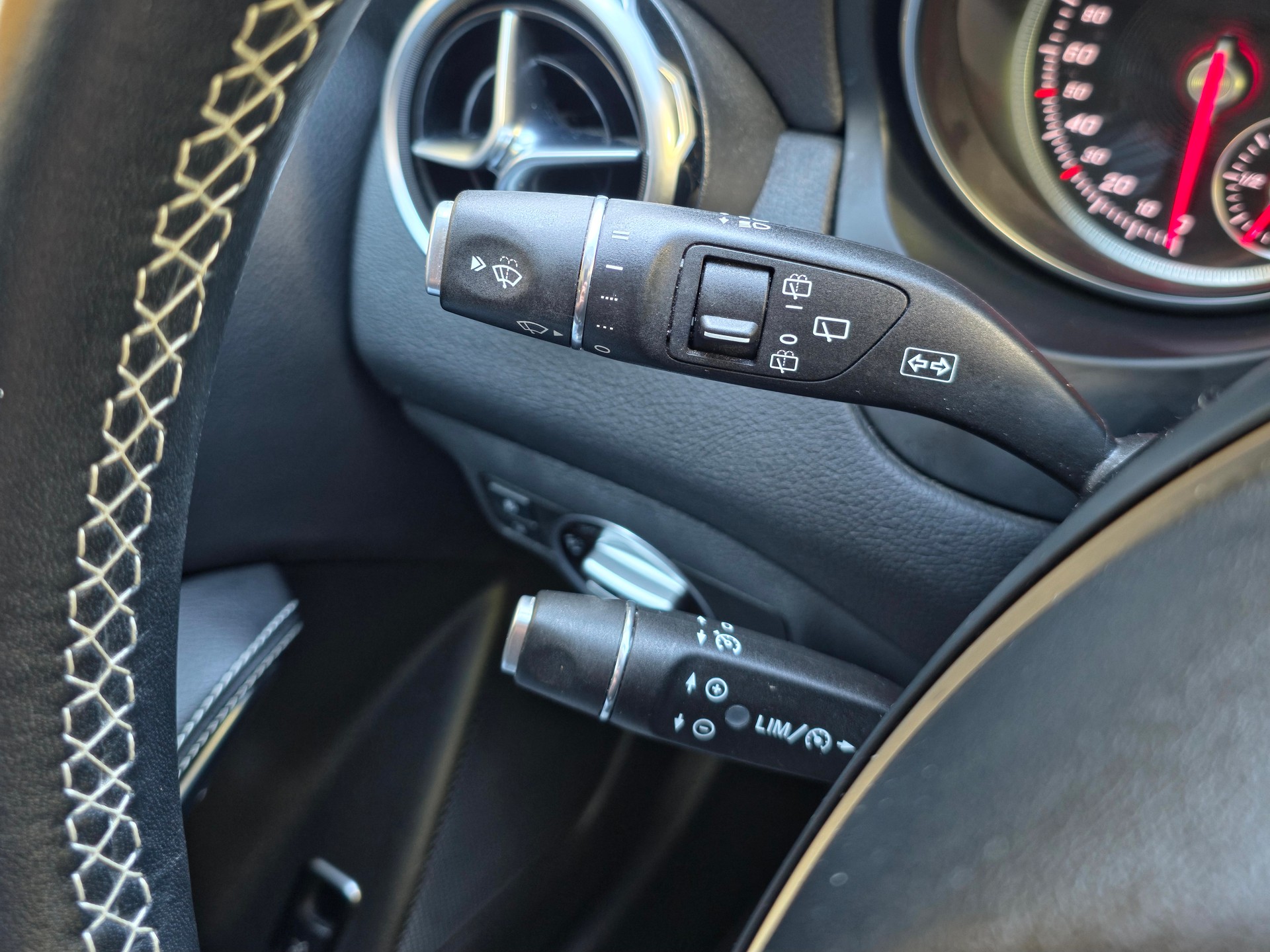 MERCEDES-BENZ GLA 200 Night Star 7G-DCT-image-12