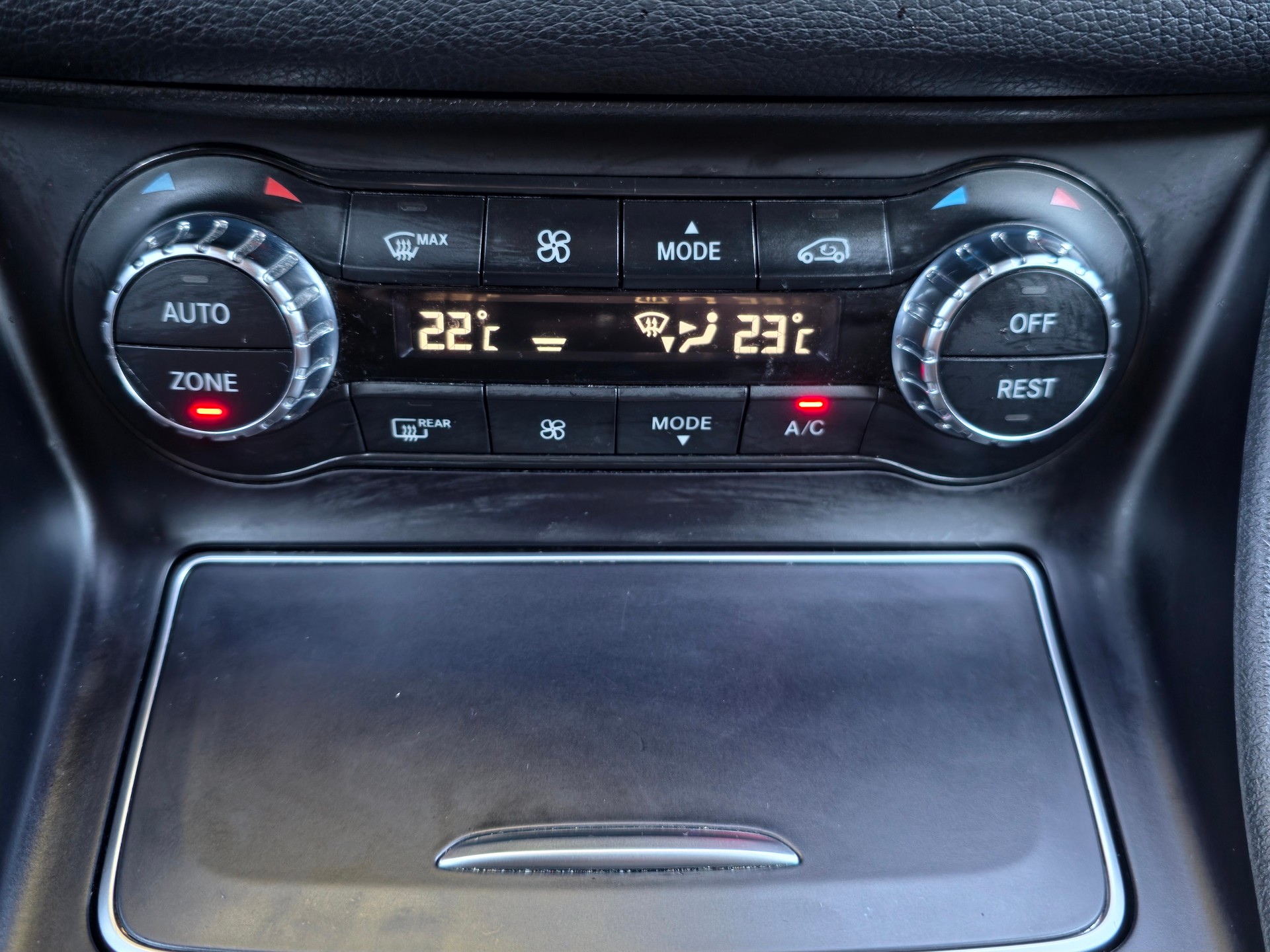 MERCEDES-BENZ GLA 200 Night Star 7G-DCT-image-10