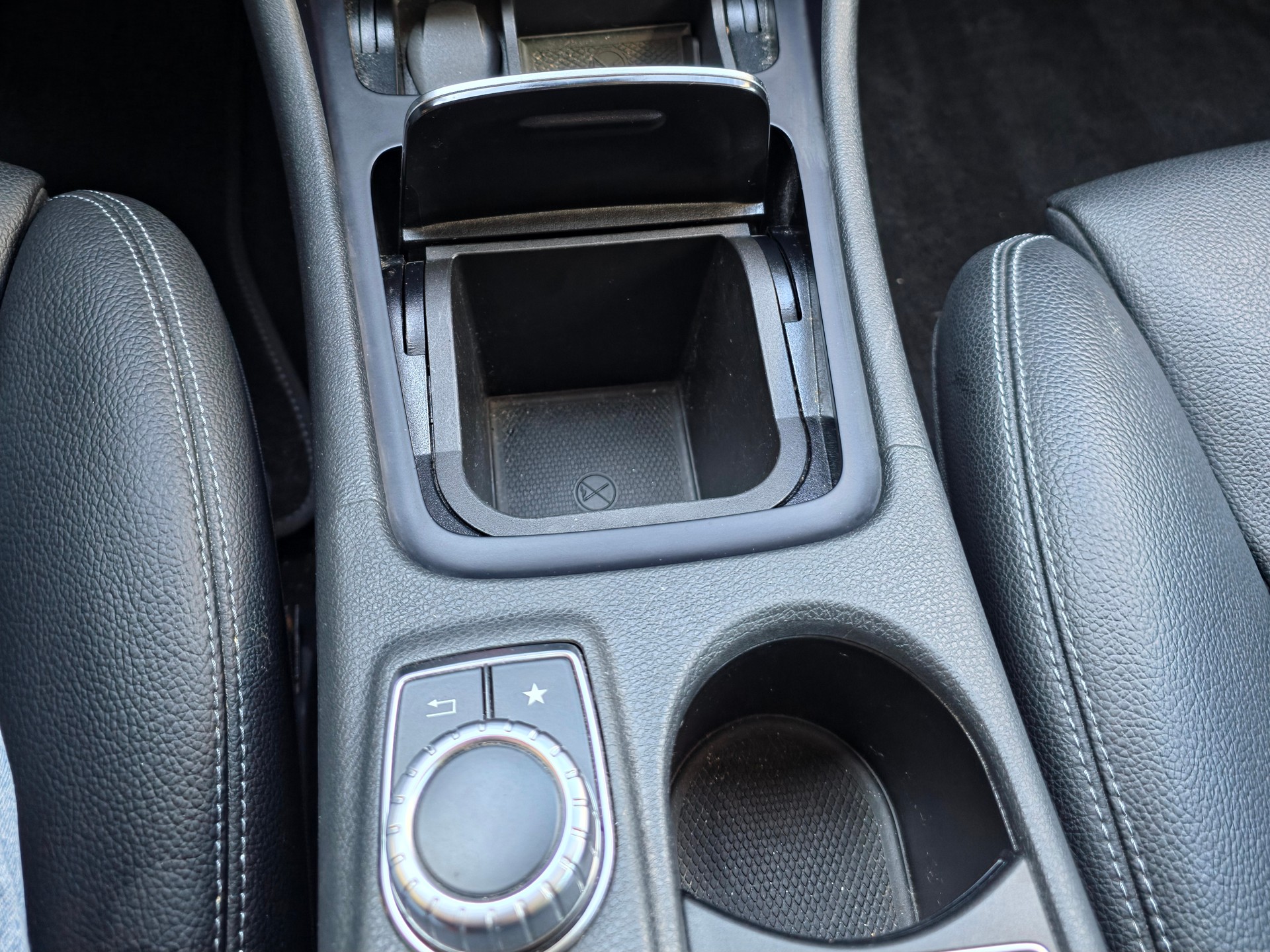 MERCEDES-BENZ GLA 200 Night Star 7G-DCT-image-17