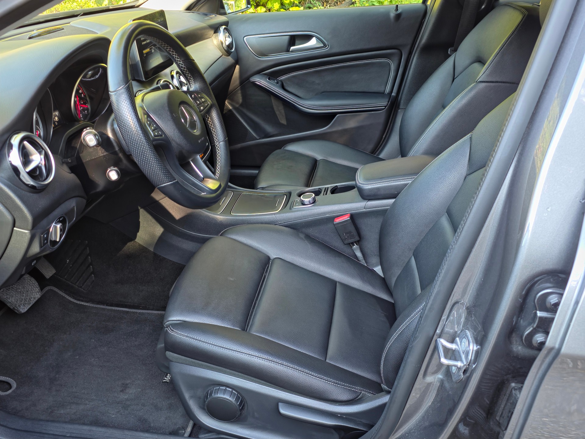 MERCEDES-BENZ GLA 200 Night Star 7G-DCT-image-5