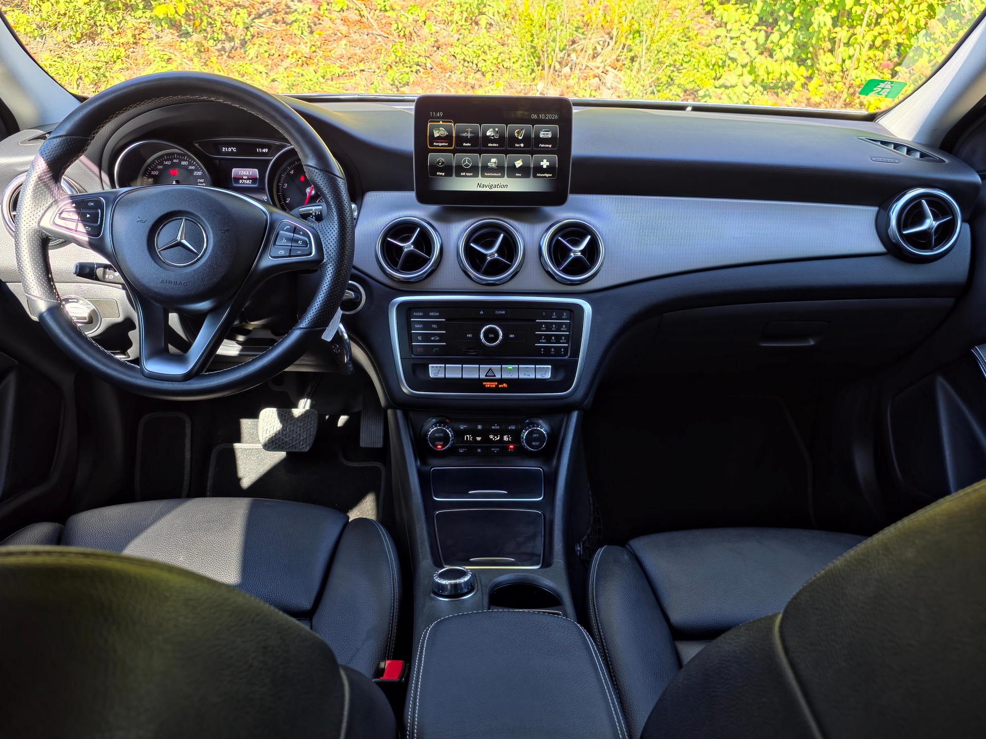 MERCEDES-BENZ GLA 200 Night Star 7G-DCT-image-9