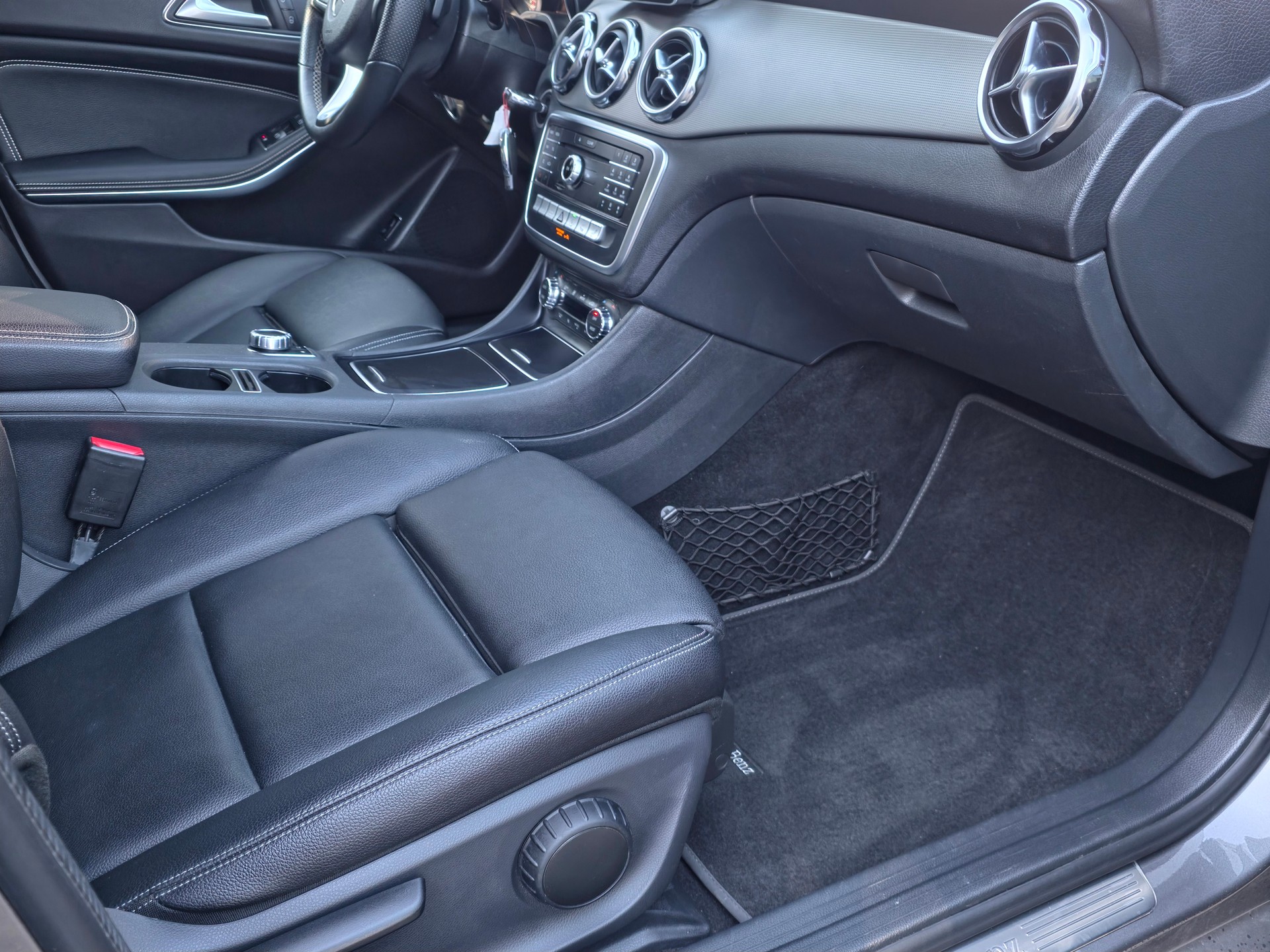 MERCEDES-BENZ GLA 200 Night Star 7G-DCT-image-15