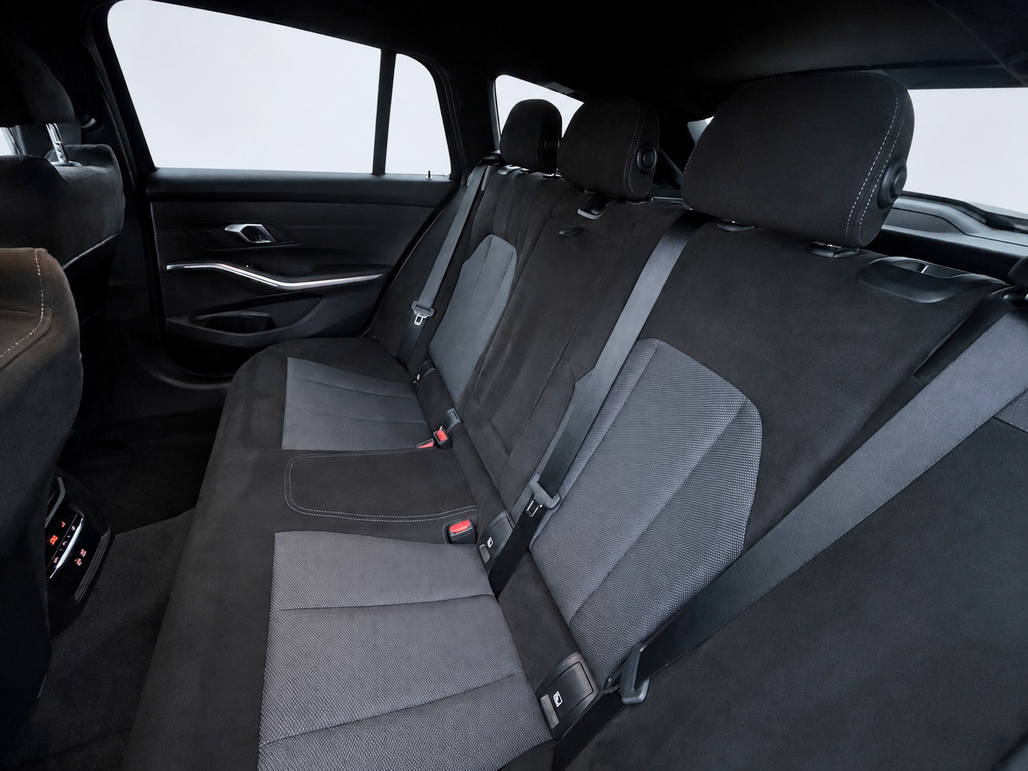 BMW 320d xDrive 48V Touring Steptronic M Sport-image-9