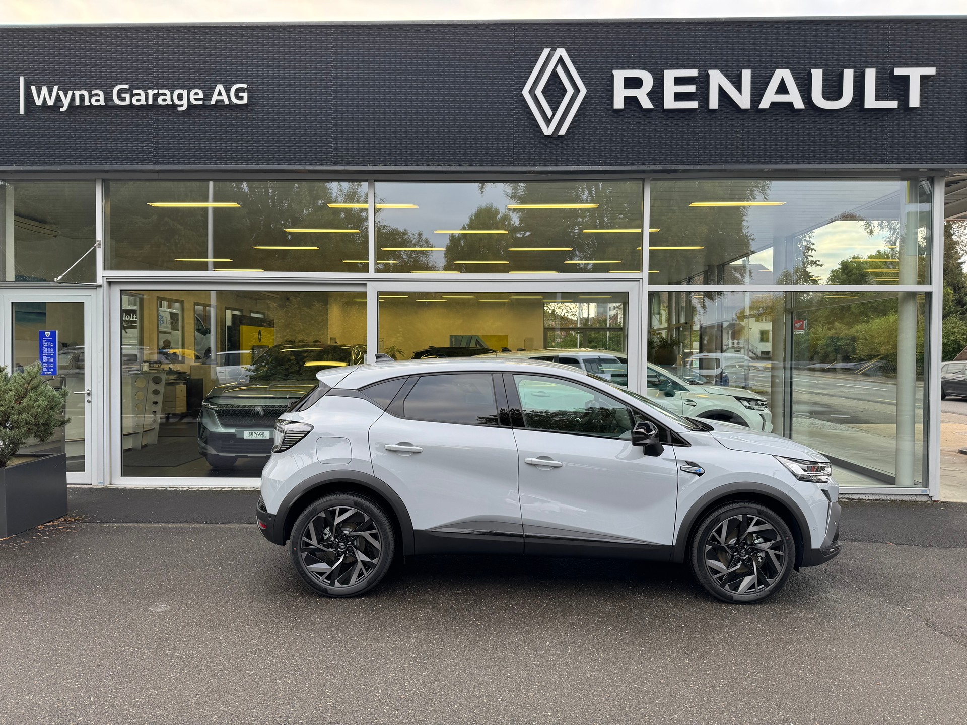 RENAULT Captur 1.8 E-Tech 160 Esprit Alpine DHT-image-0