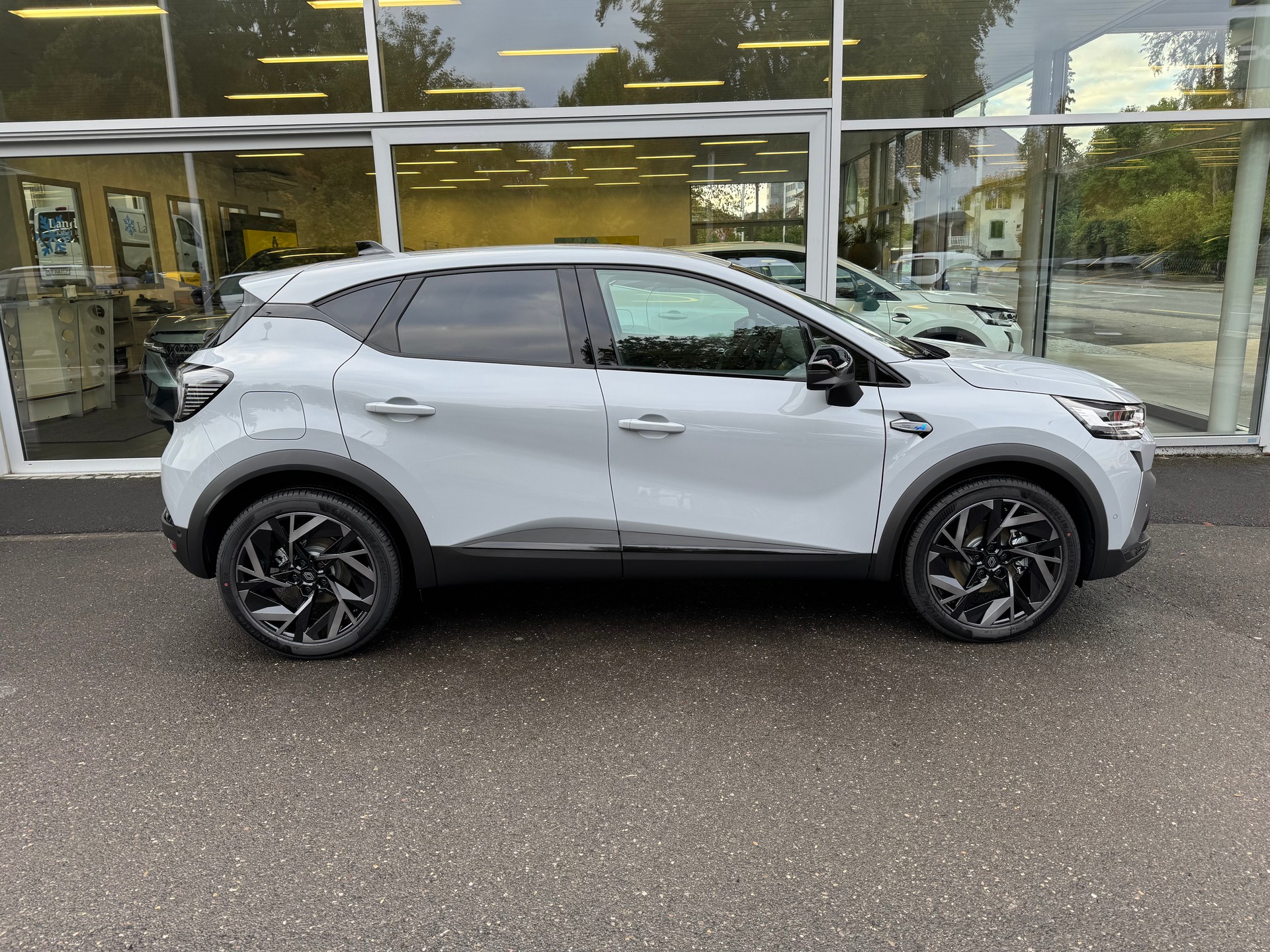 RENAULT Captur 1.8 E-Tech 160 Esprit Alpine DHT-image-1