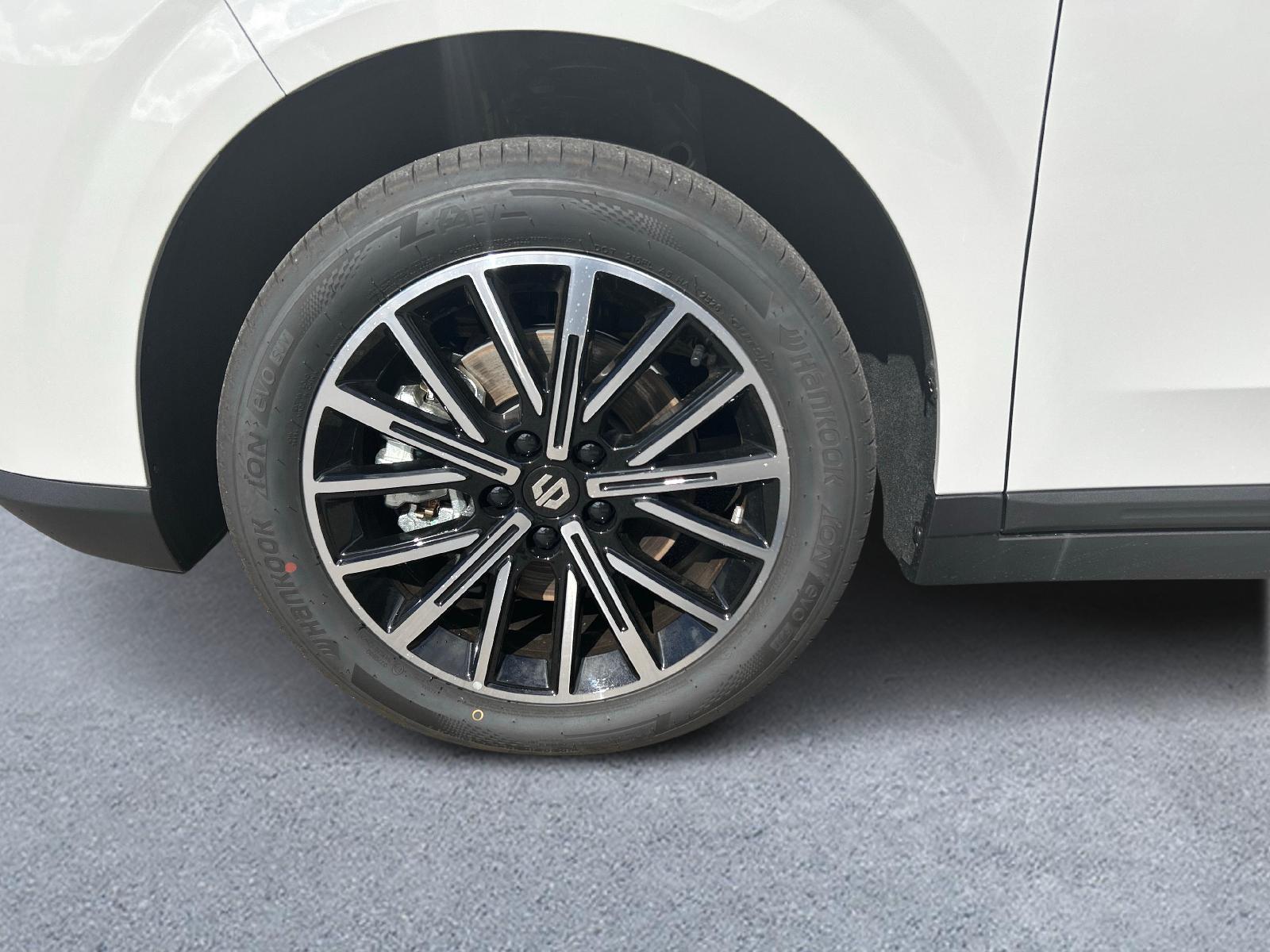 LEAPMOTOR B10 EV-image-12