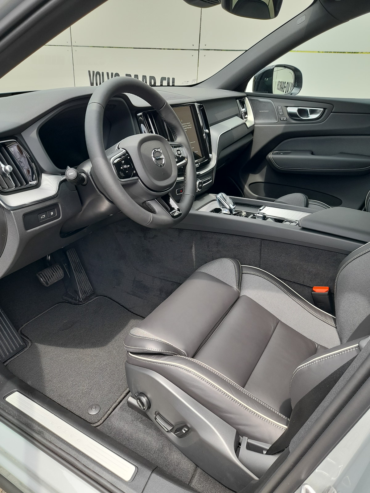 VOLVO XC60 2.0 T6 TE Plus Dark eAWD-image-11
