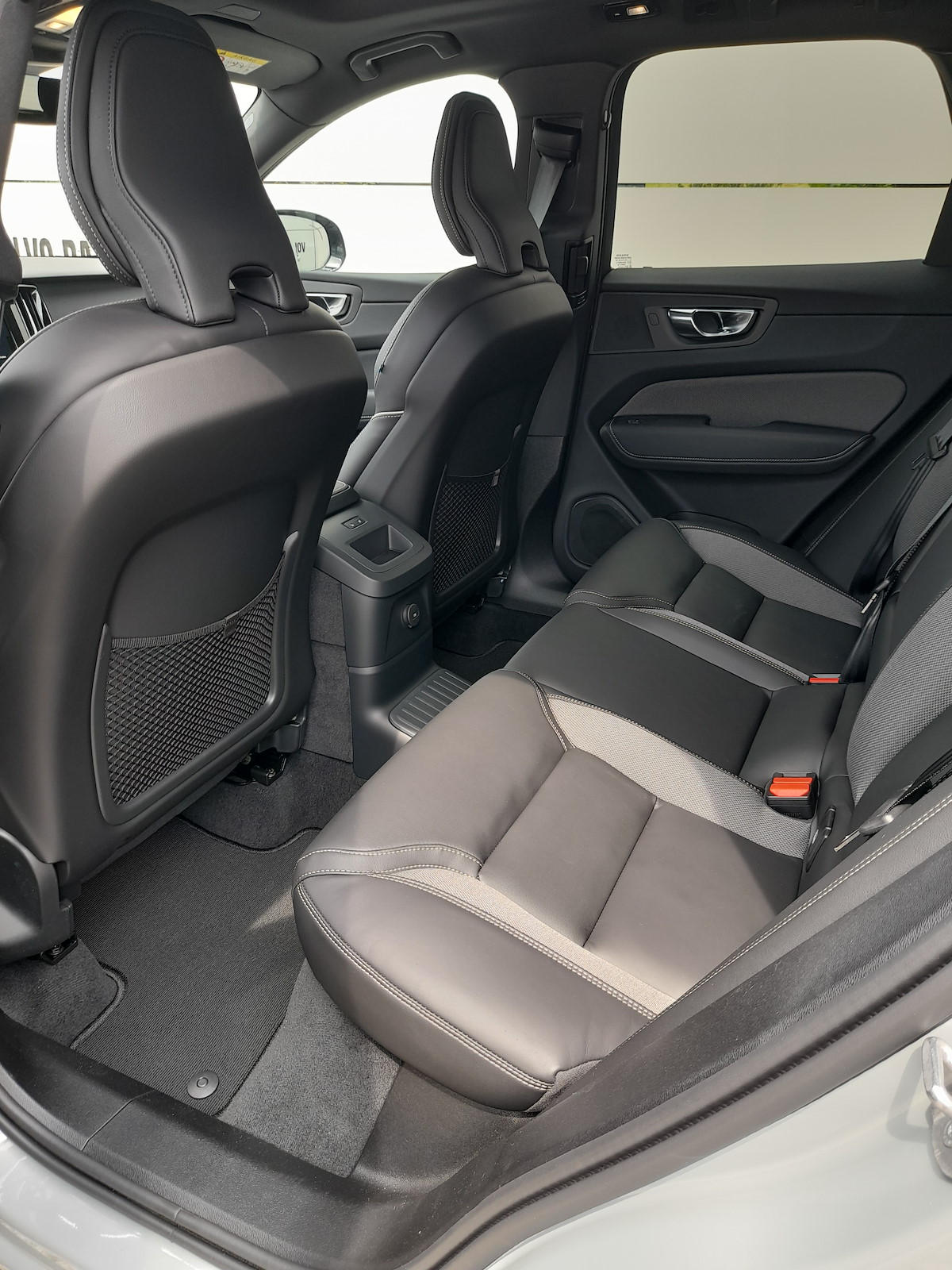 VOLVO XC60 2.0 T6 TE Plus Dark eAWD-image-12