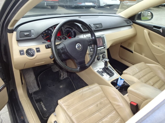 VW Passat Variant 3.2 V6 FSI Sportline 4Motion-image-9