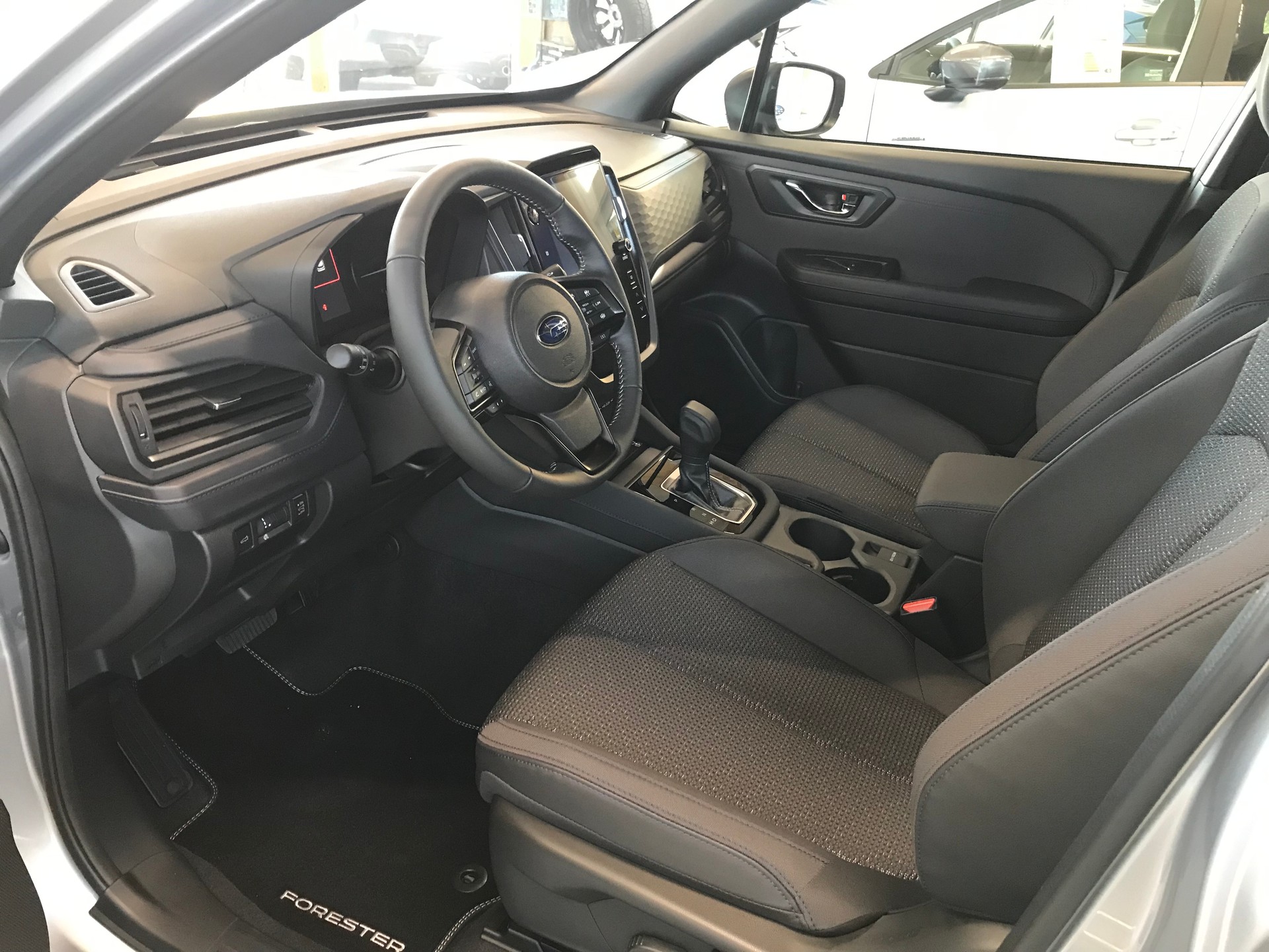 SUBARU Forester 2.0i e-Boxer Swiss Plus Lineartronic-image-3