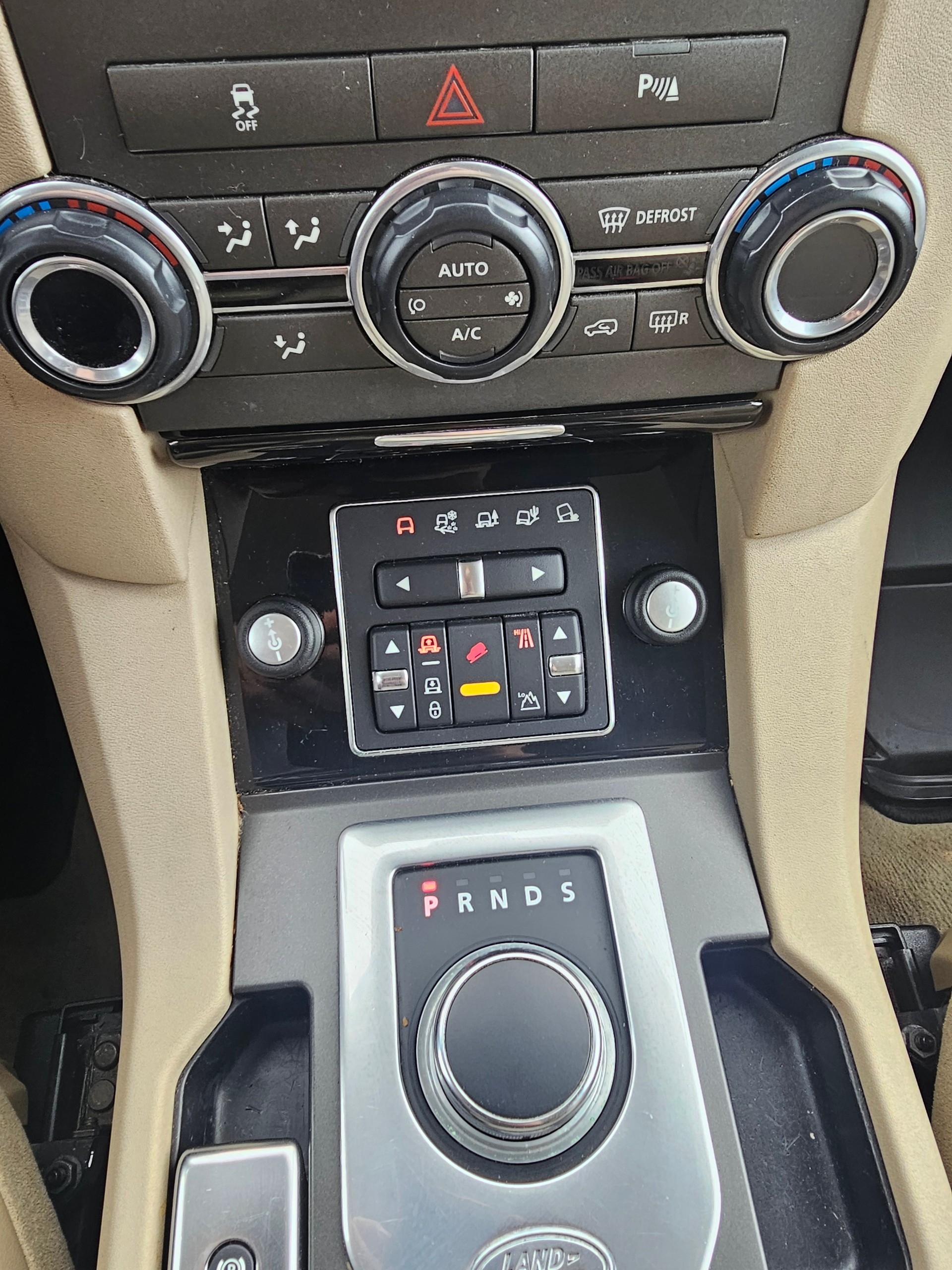 LAND ROVER Discovery 3.0 TDV6 S Automatic-image-11