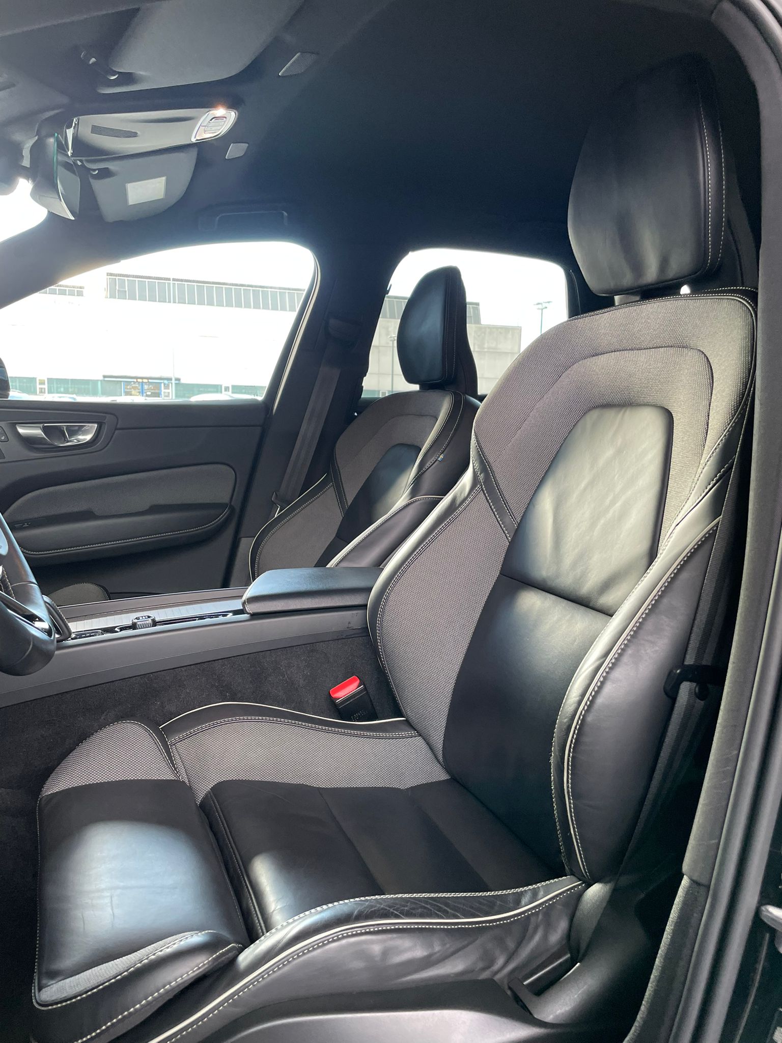 VOLVO XC60 2.0 B4 MH R-Design AWD-image-5