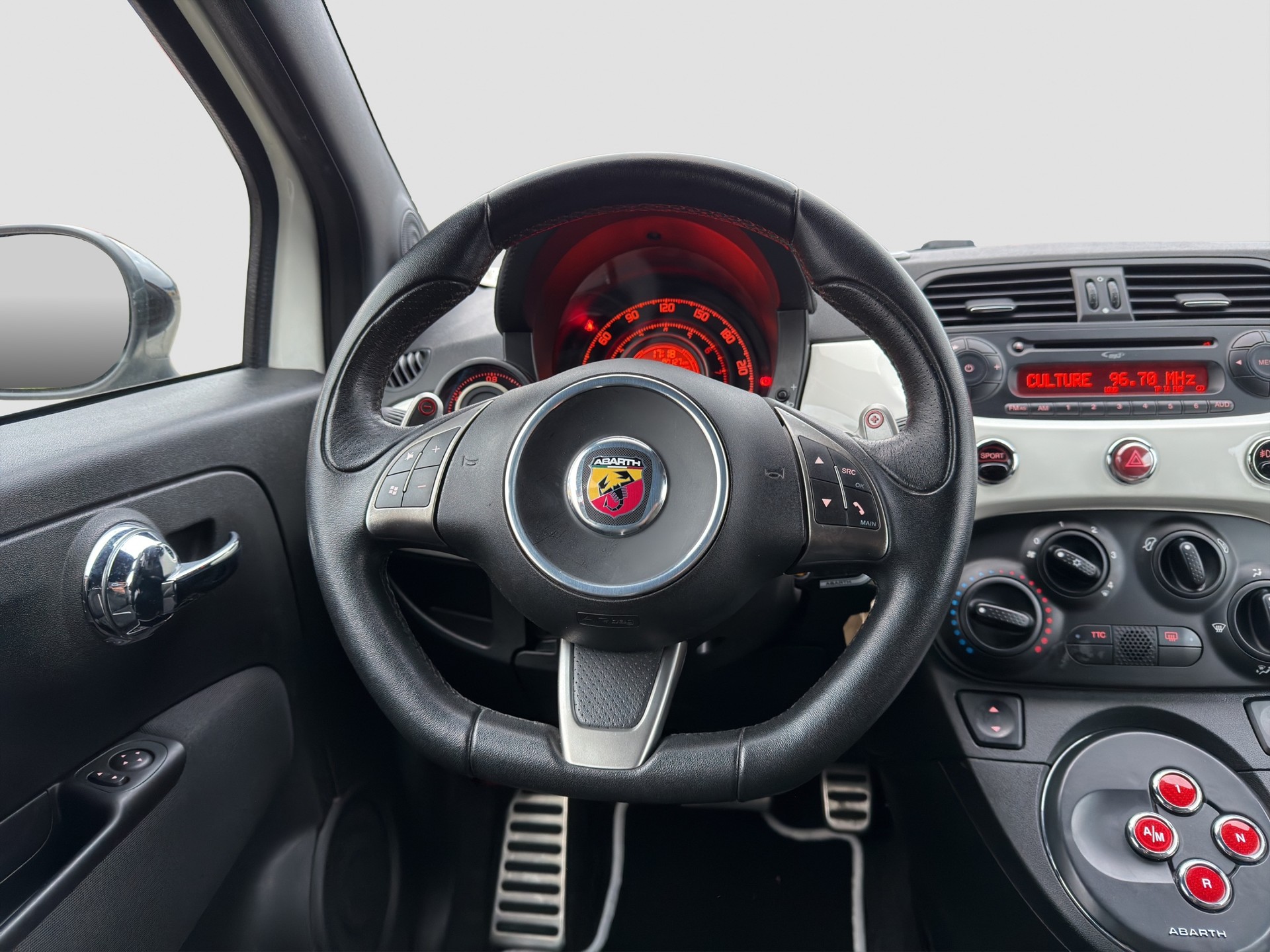 FIAT 500C 1.4 16V Turbo Abarth Dualogic-image-16