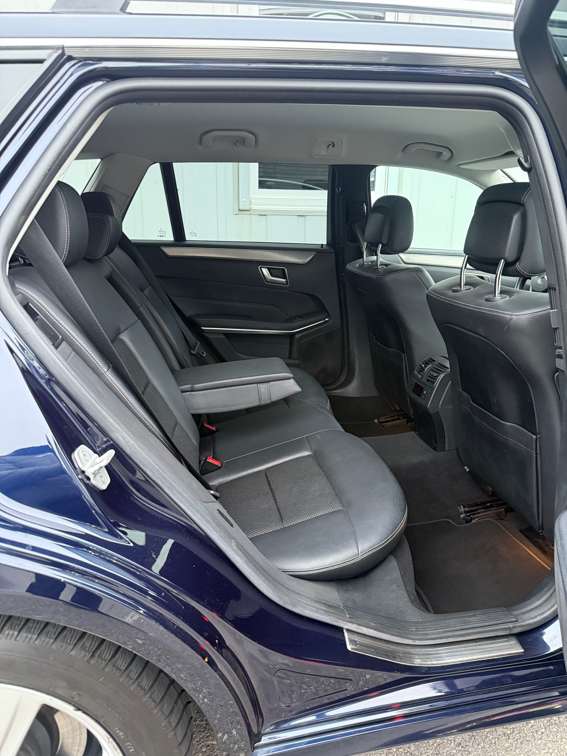 MERCEDES-BENZ E 250 BlueTEC Avantgarde 4Matic 7G-Tronic-image-14