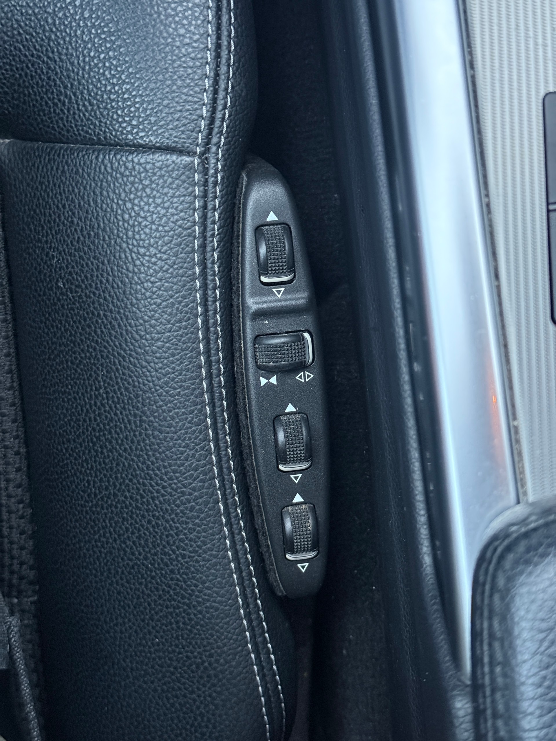 MERCEDES-BENZ E 250 BlueTEC Avantgarde 4Matic 7G-Tronic-image-23