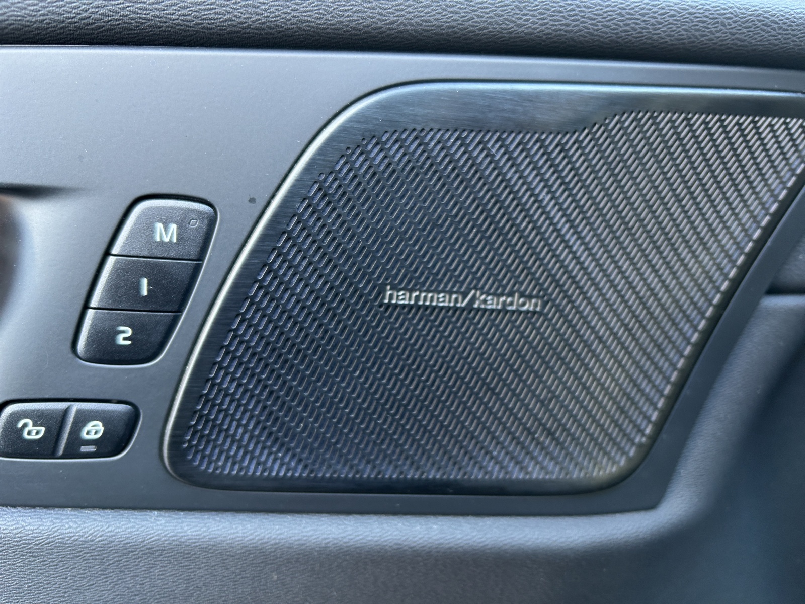 VOLVO XC60 T6 eAWD PluginHybrid Ultra Dark Geartronic - Anhängevorrichtung - Head-up Display-image-12
