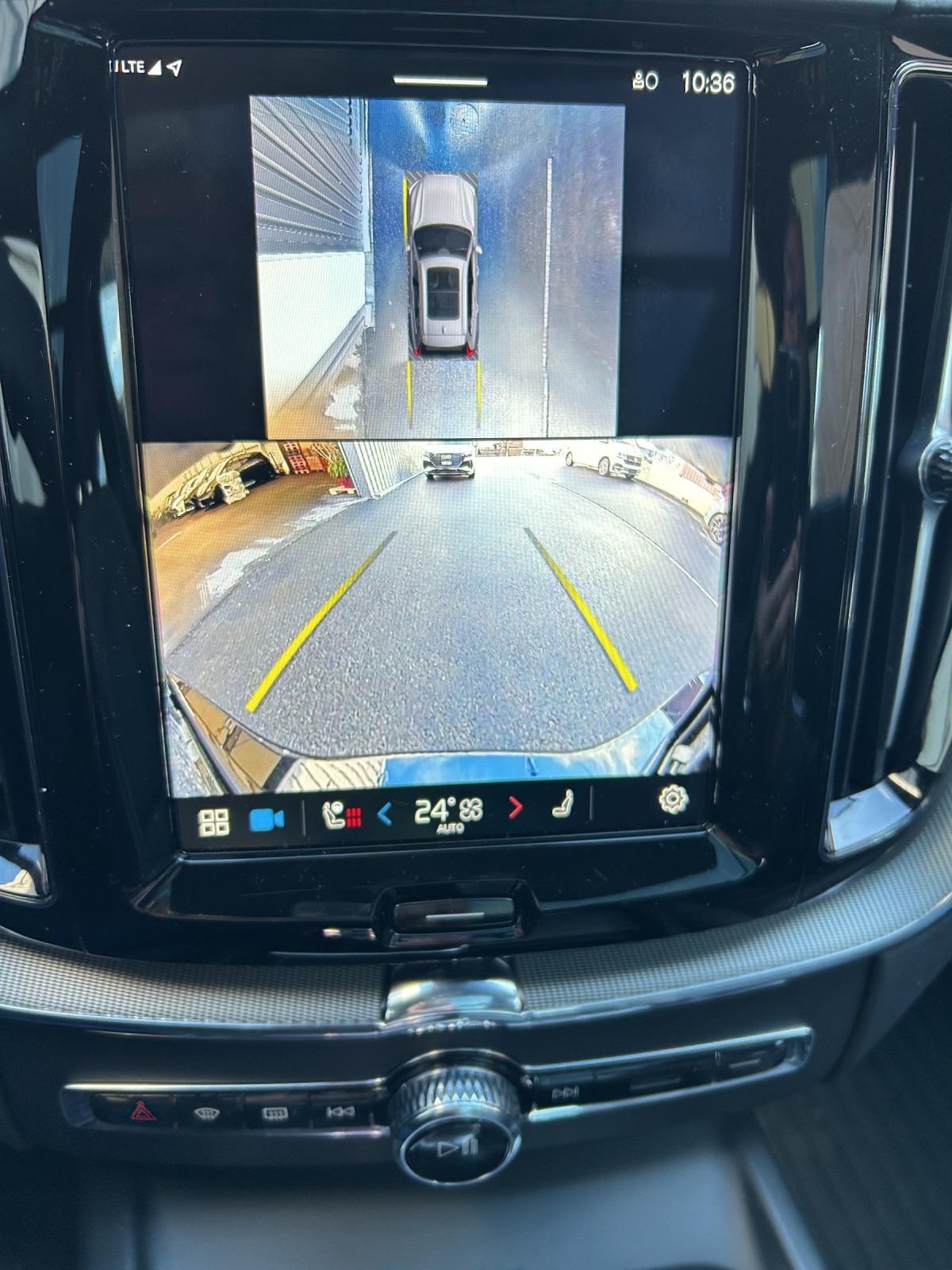 VOLVO XC60 T6 eAWD PluginHybrid Ultra Dark Geartronic - Anhängevorrichtung - Head-up Display-image-9