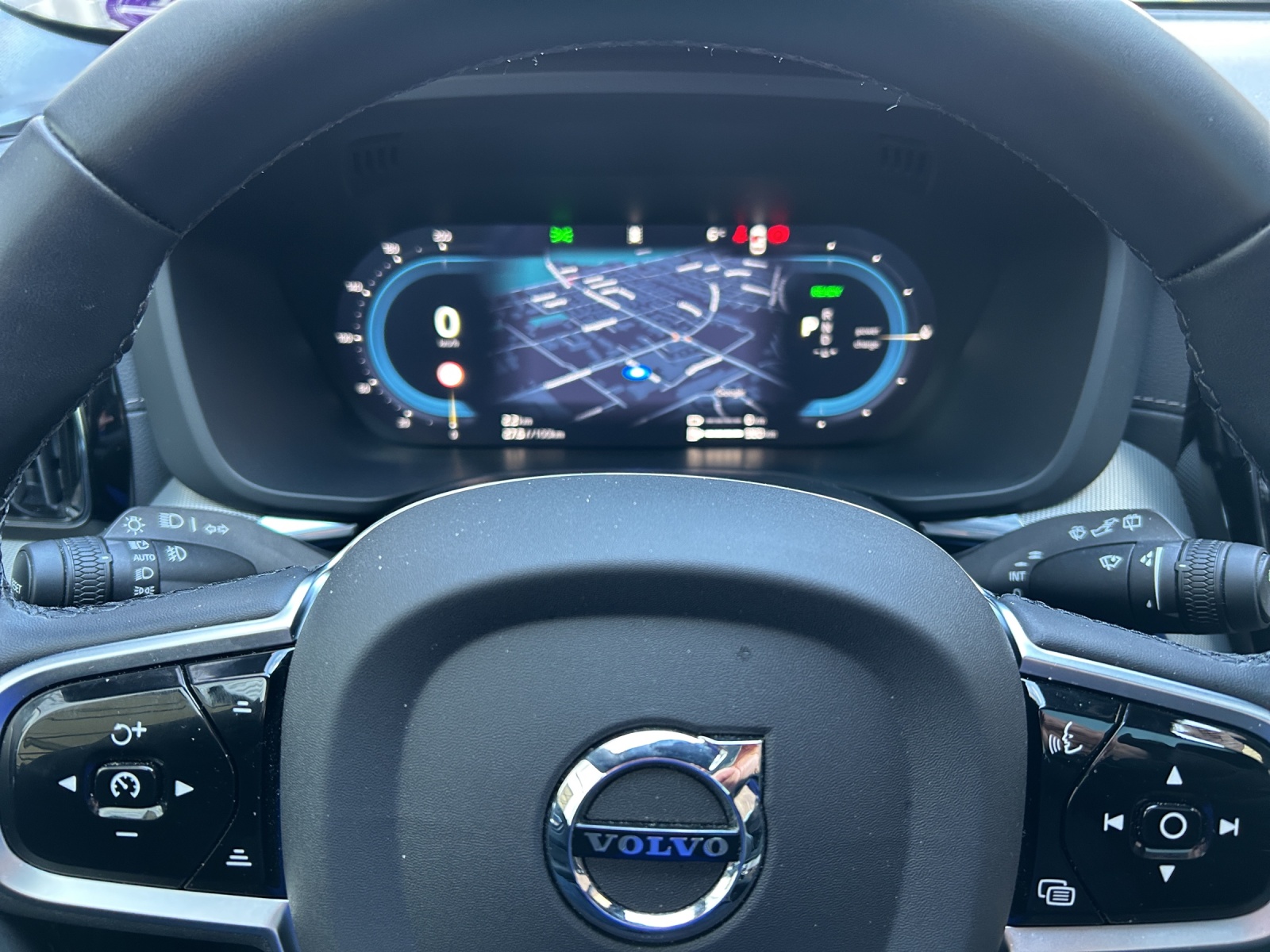VOLVO XC60 T6 eAWD PluginHybrid Ultra Dark Geartronic - Anhängevorrichtung - Head-up Display-image-10
