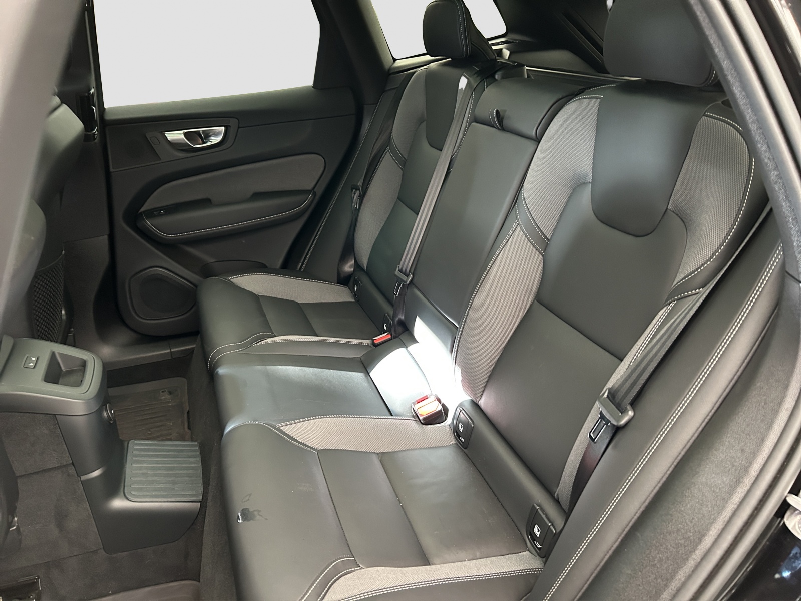 VOLVO XC60 T6 eAWD PluginHybrid Ultra Dark Geartronic - Anhängevorrichtung - Head-up Display-image-6