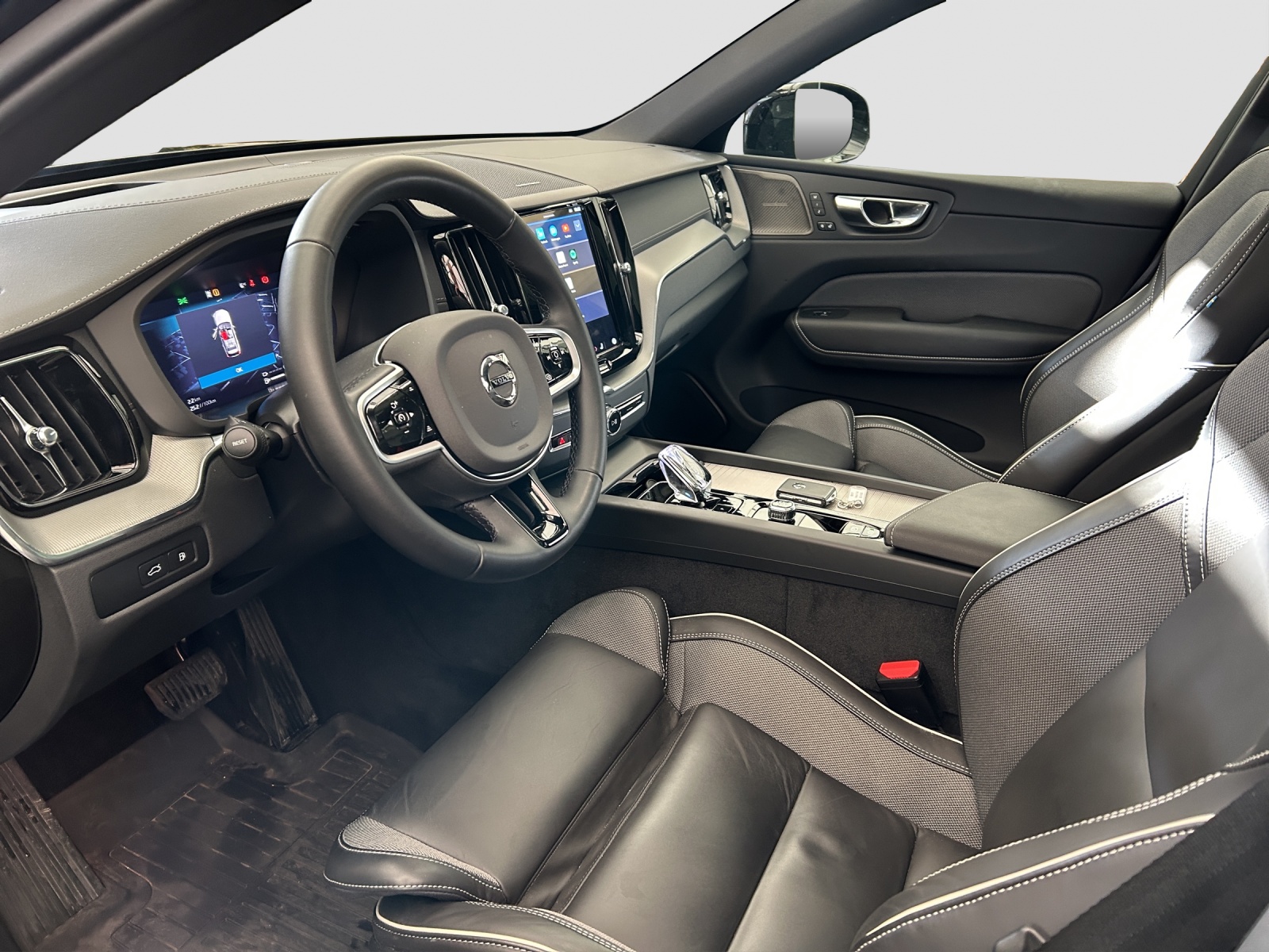 VOLVO XC60 T6 eAWD PluginHybrid Ultra Dark Geartronic - Anhängevorrichtung - Head-up Display-image-5