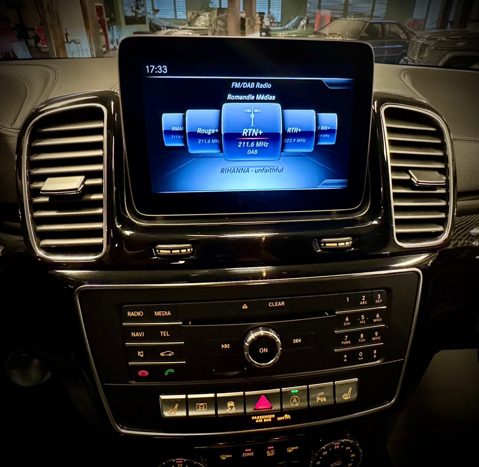 MERCEDES-BENZ GLE 350 d 4Matic AMG Line 9G-Tronic-image-25