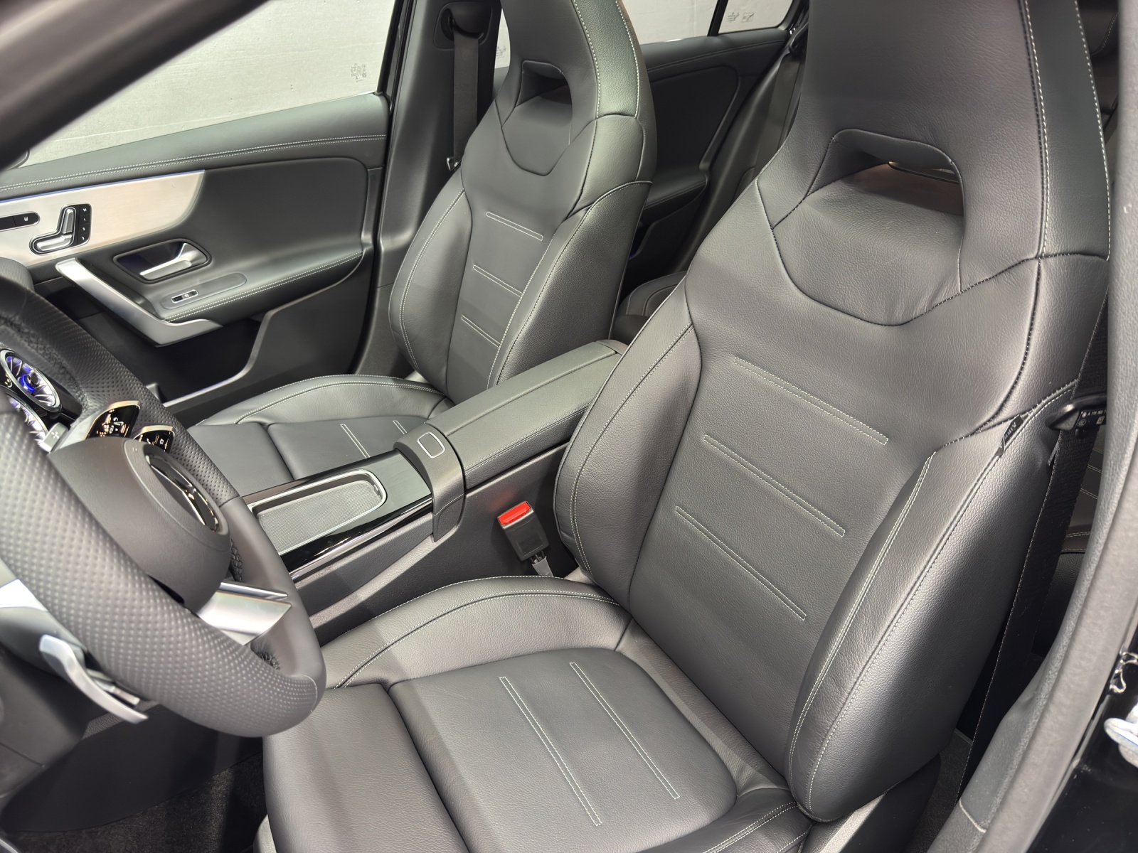 MERCEDES-BENZ A 250 AMG Line 4Matic-image-13