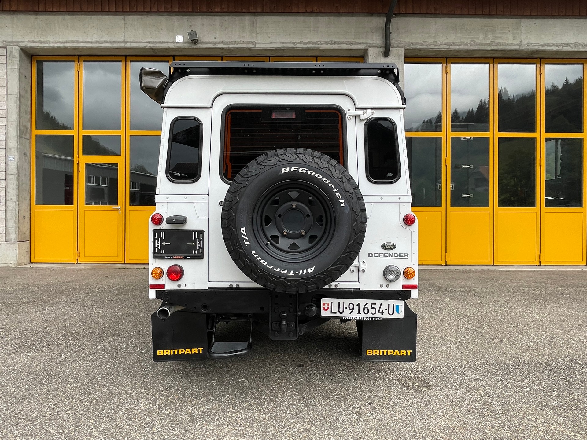 LAND ROVER Defender 110 2.2 TD4 Station Wagon-image-5