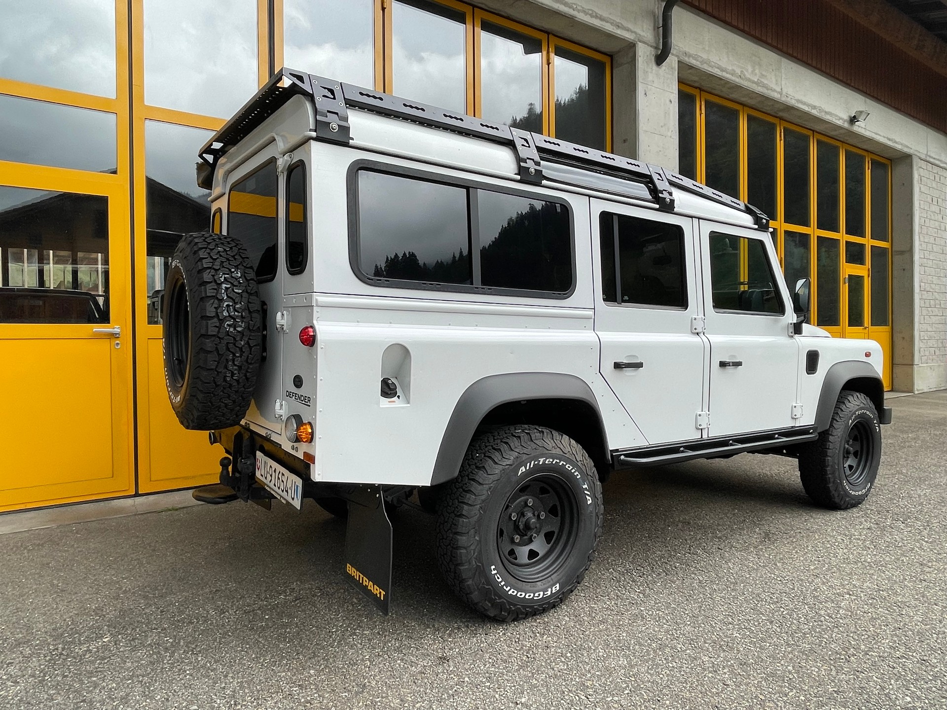 LAND ROVER Defender 110 2.2 TD4 Station Wagon-image-7