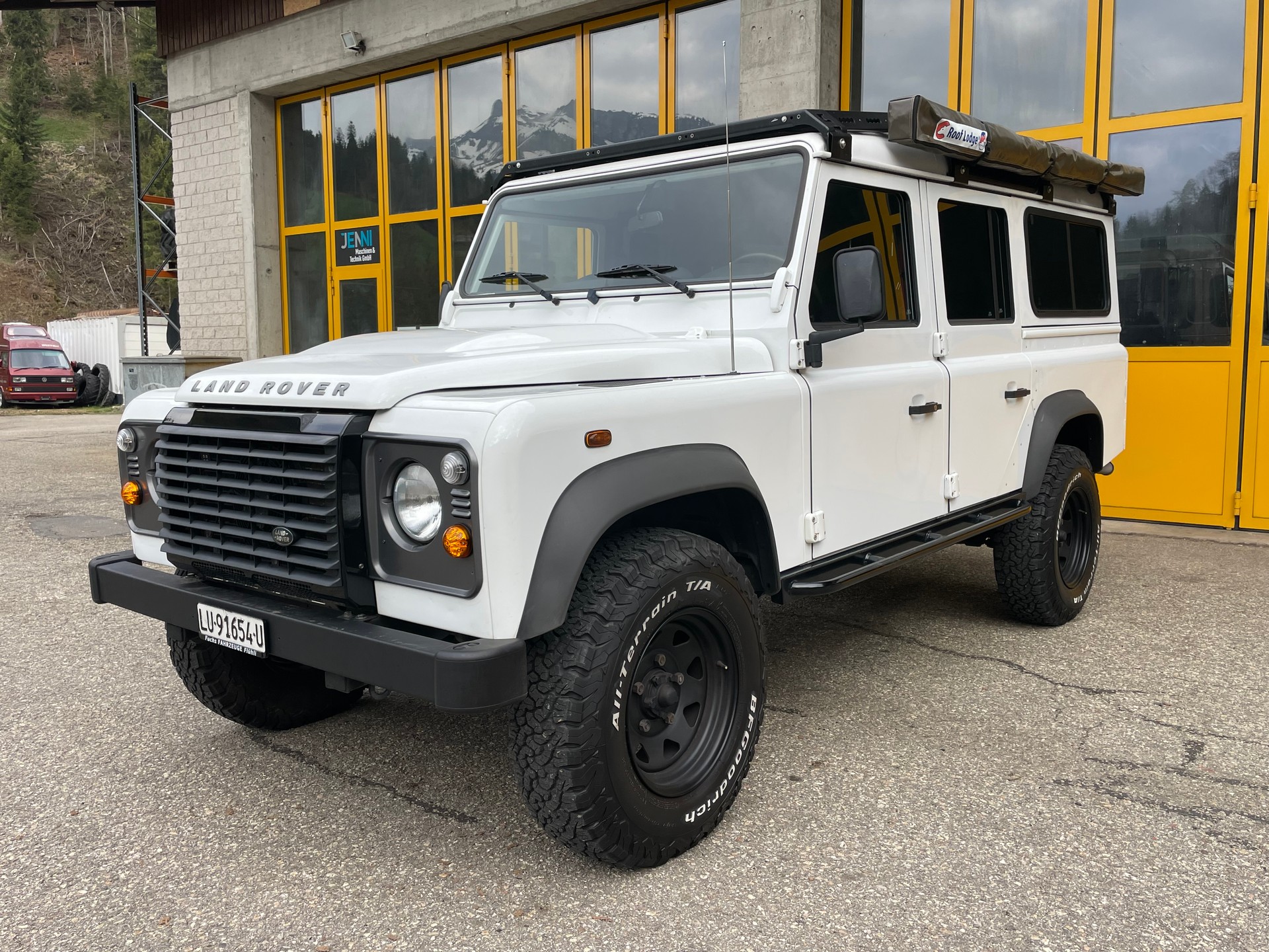 LAND ROVER Defender 110 2.2 TD4 Station Wagon-image-10