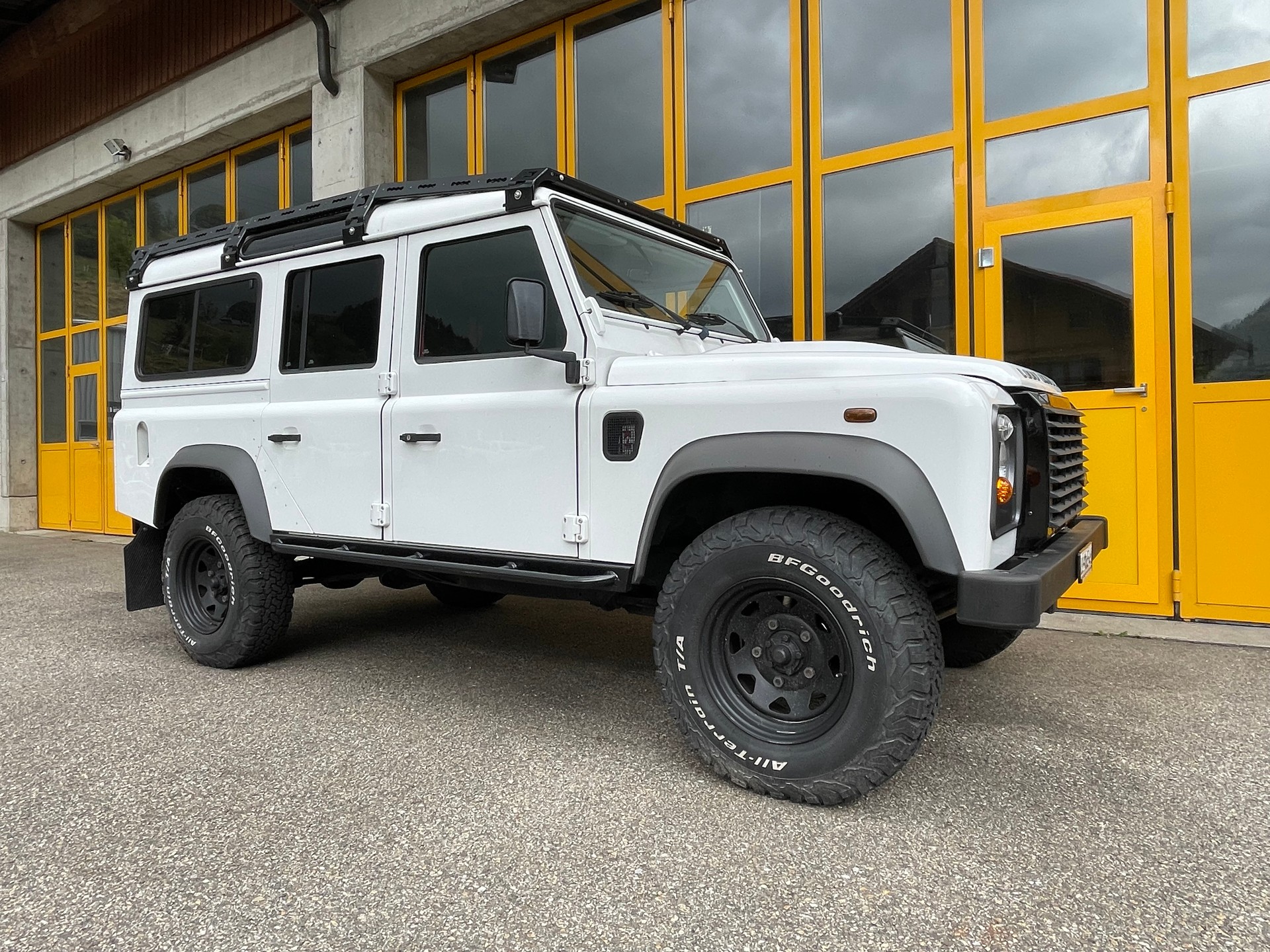 LAND ROVER Defender 110 2.2 TD4 Station Wagon-image-9