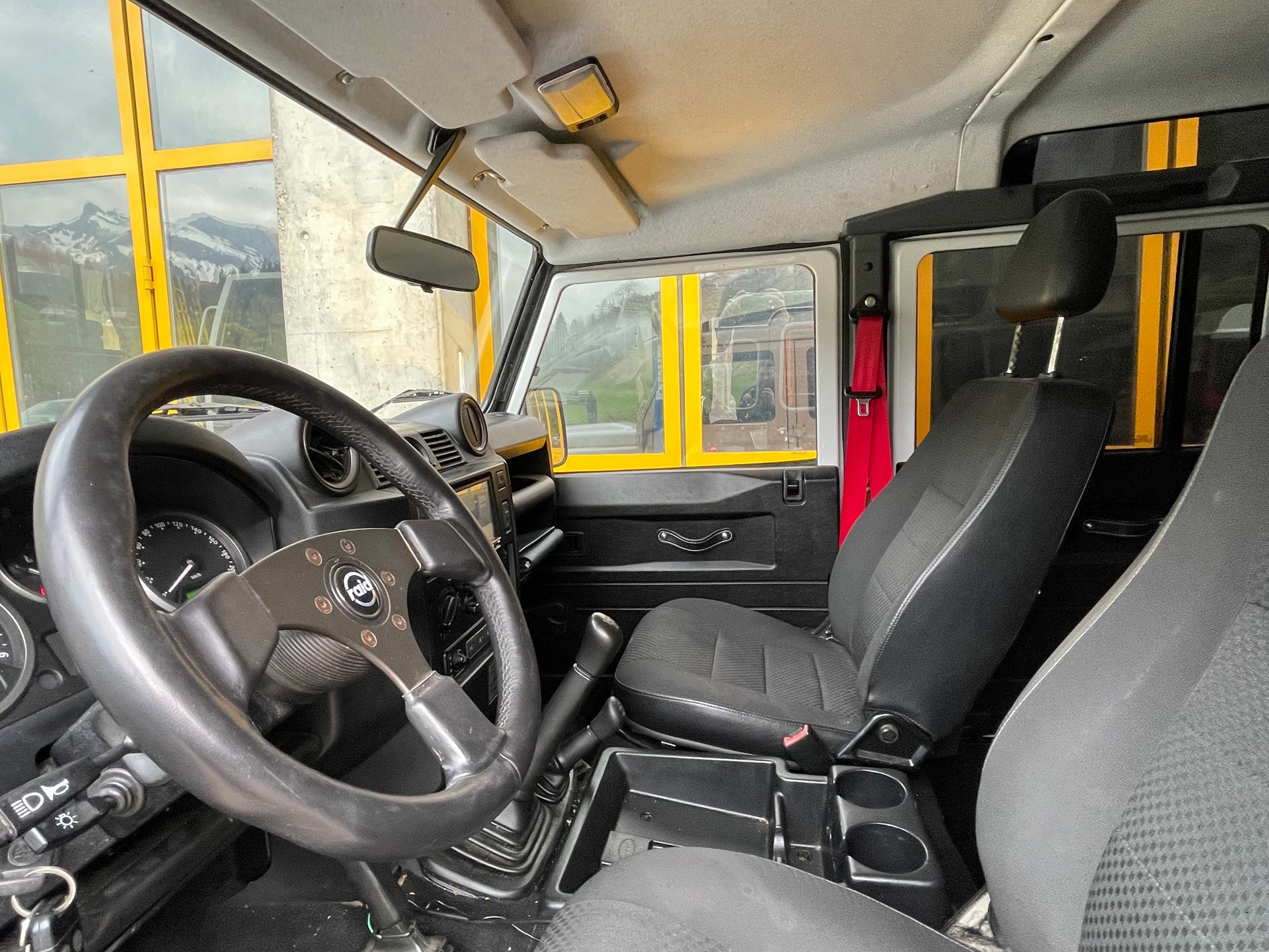 LAND ROVER Defender 110 2.2 TD4 Station Wagon-image-11