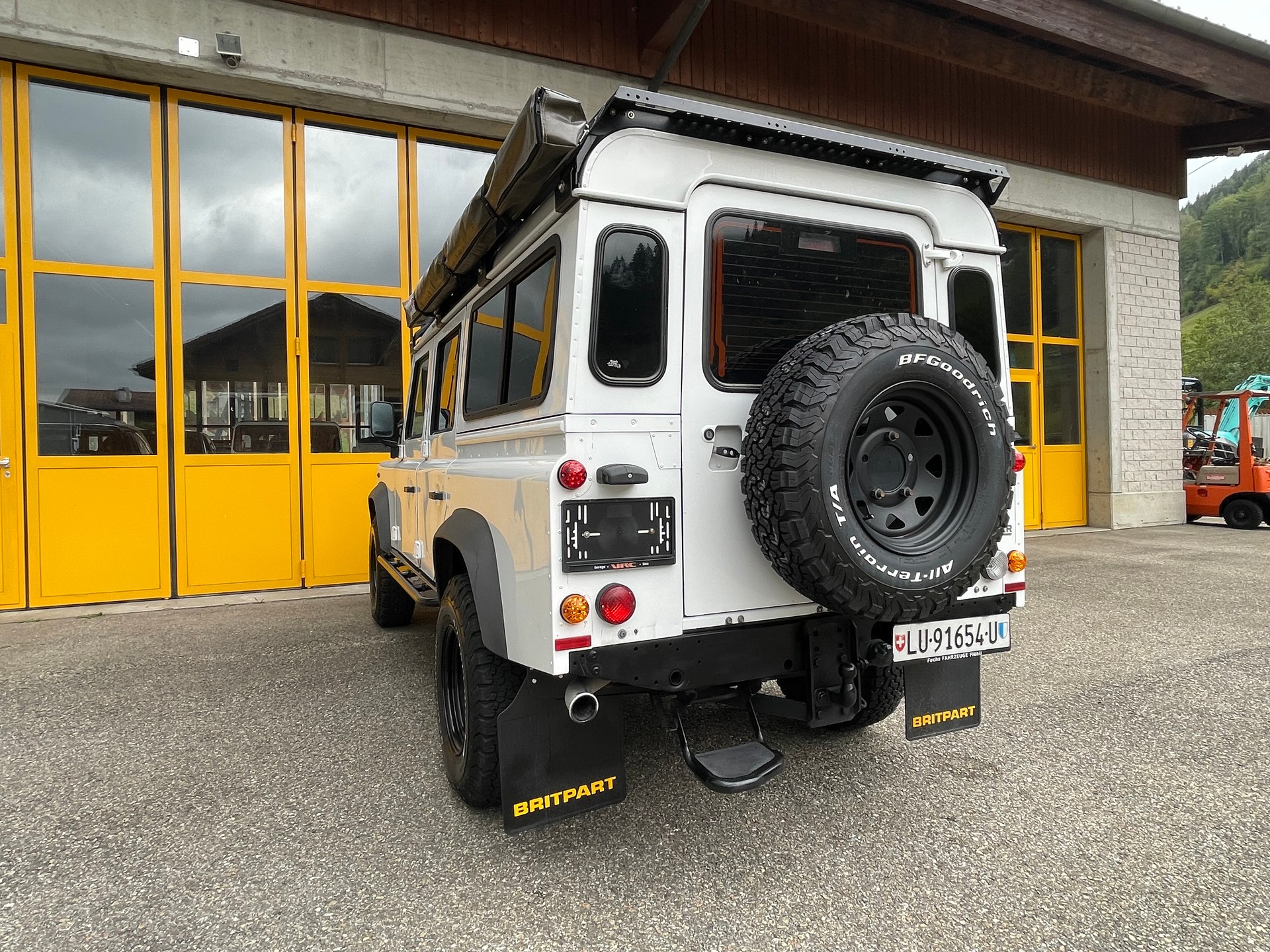 LAND ROVER Defender 110 2.2 TD4 Station Wagon-image-4