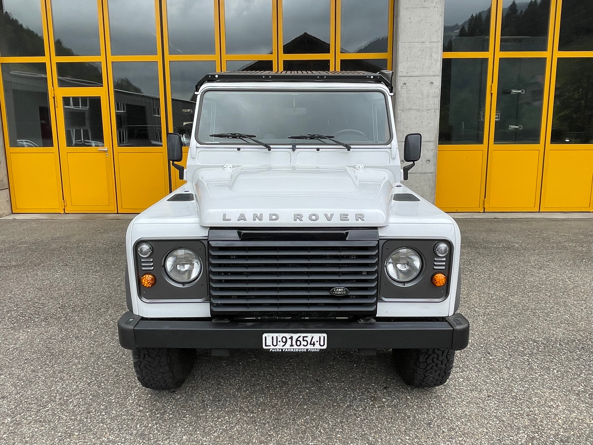 LAND ROVER Defender 110 2.2 TD4 Station Wagon-image-11